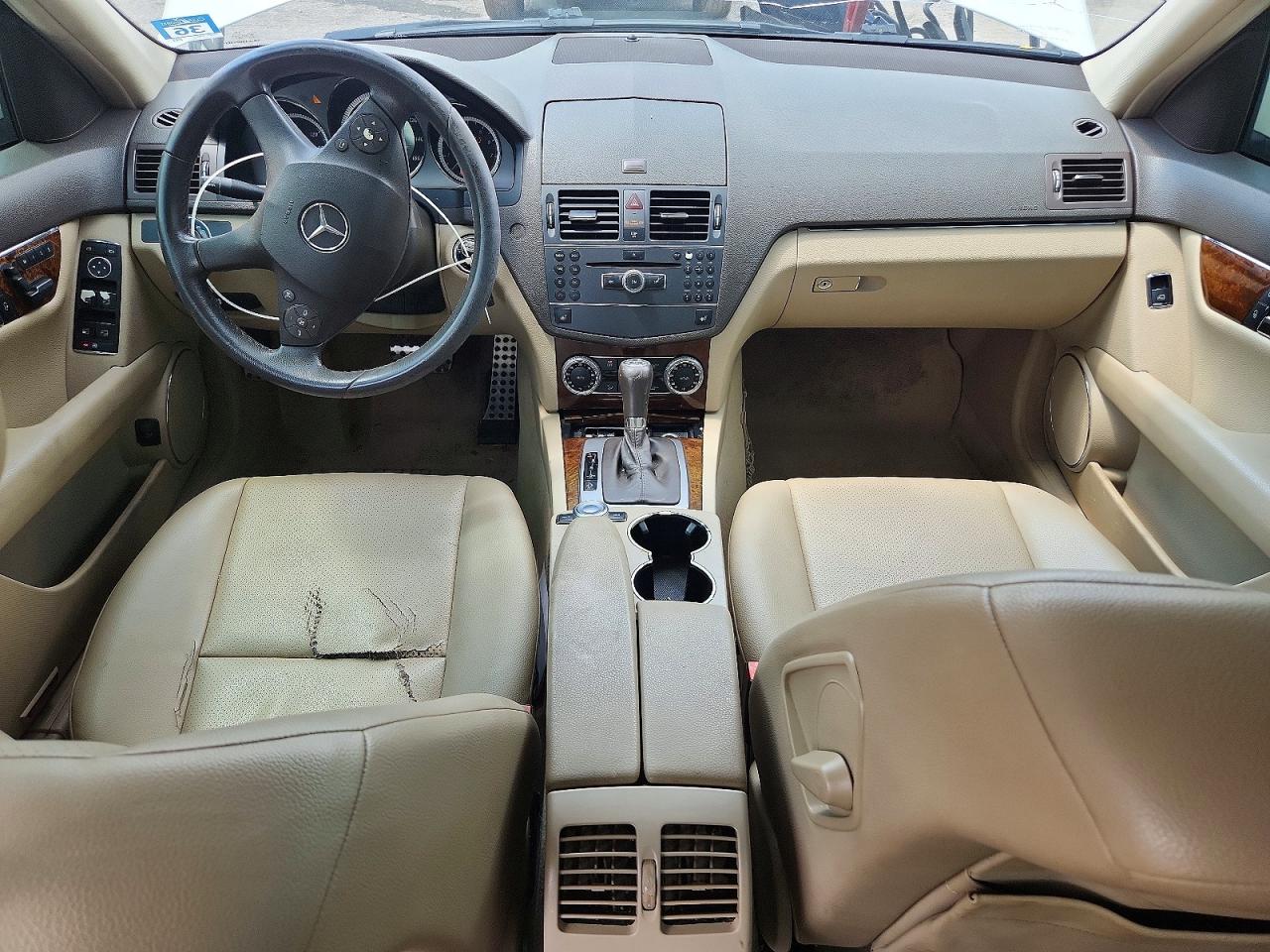 2010 Mercedes-benz C 300 White vin: WDDGF5EB5AR096747