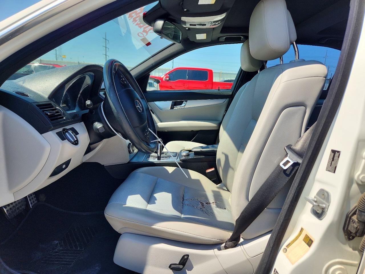 2010 Mercedes-benz C 300 White vin: WDDGF5EB5AR103969