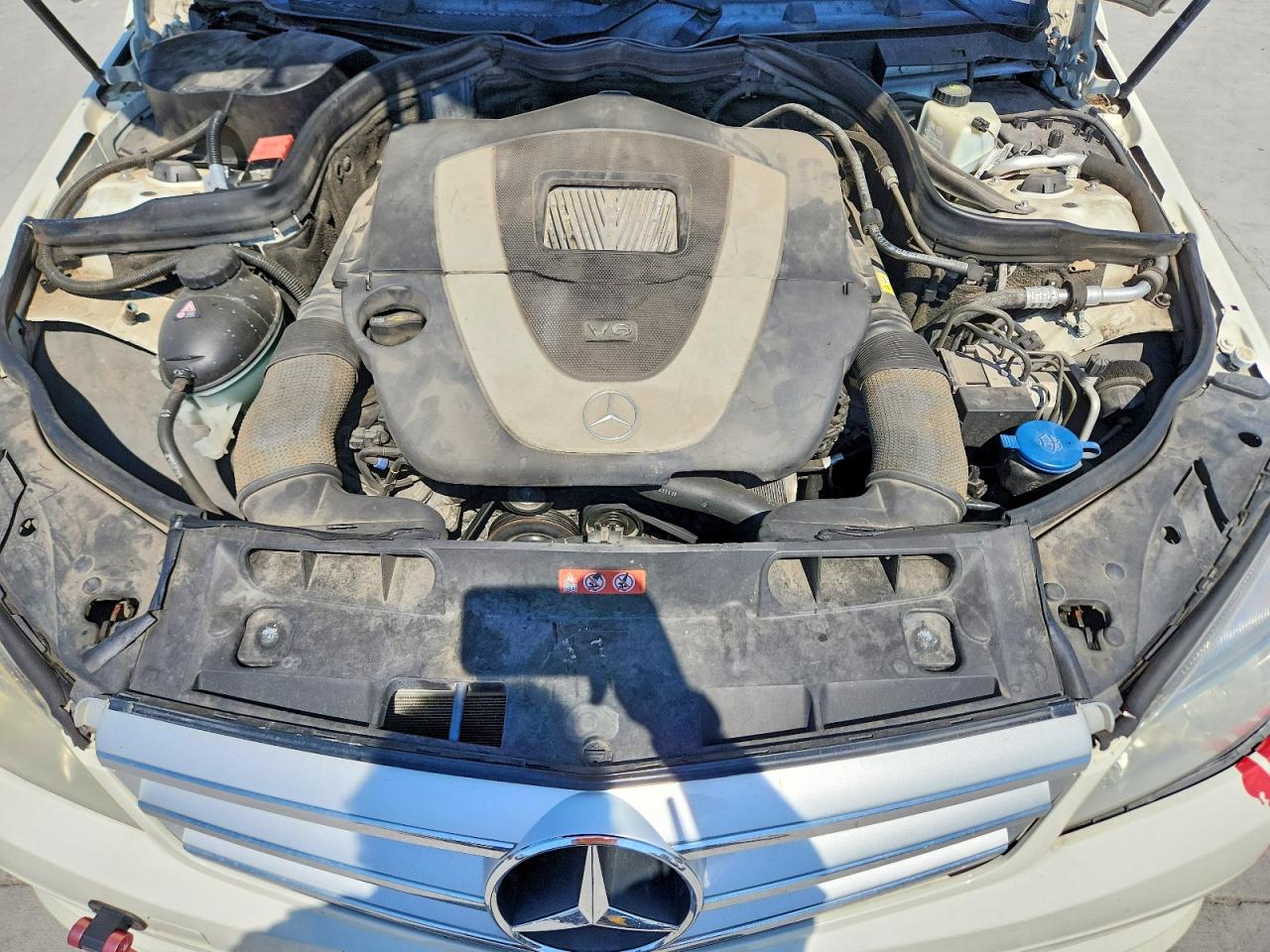 2010 Mercedes-benz C 300 White vin: WDDGF5EB5AR103969