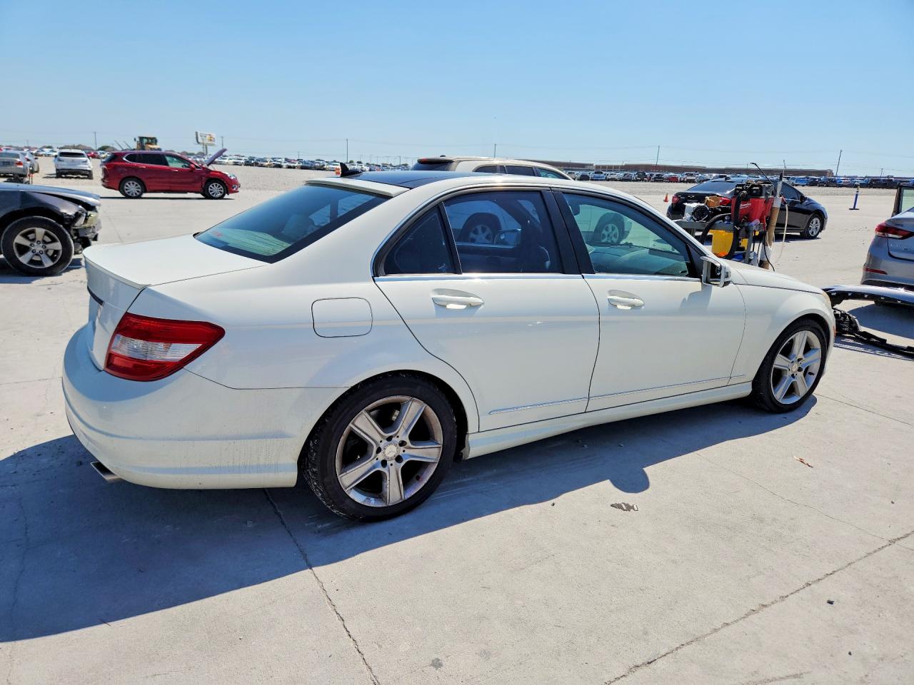 2010 Mercedes-benz C 300 White vin: WDDGF5EB5AR103969