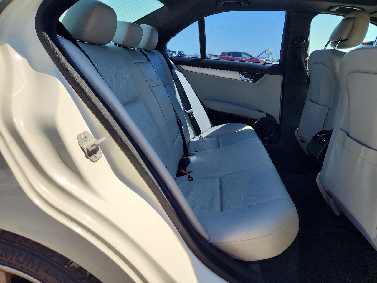 2010 Mercedes-benz C 300 White vin: WDDGF5EB5AR103969