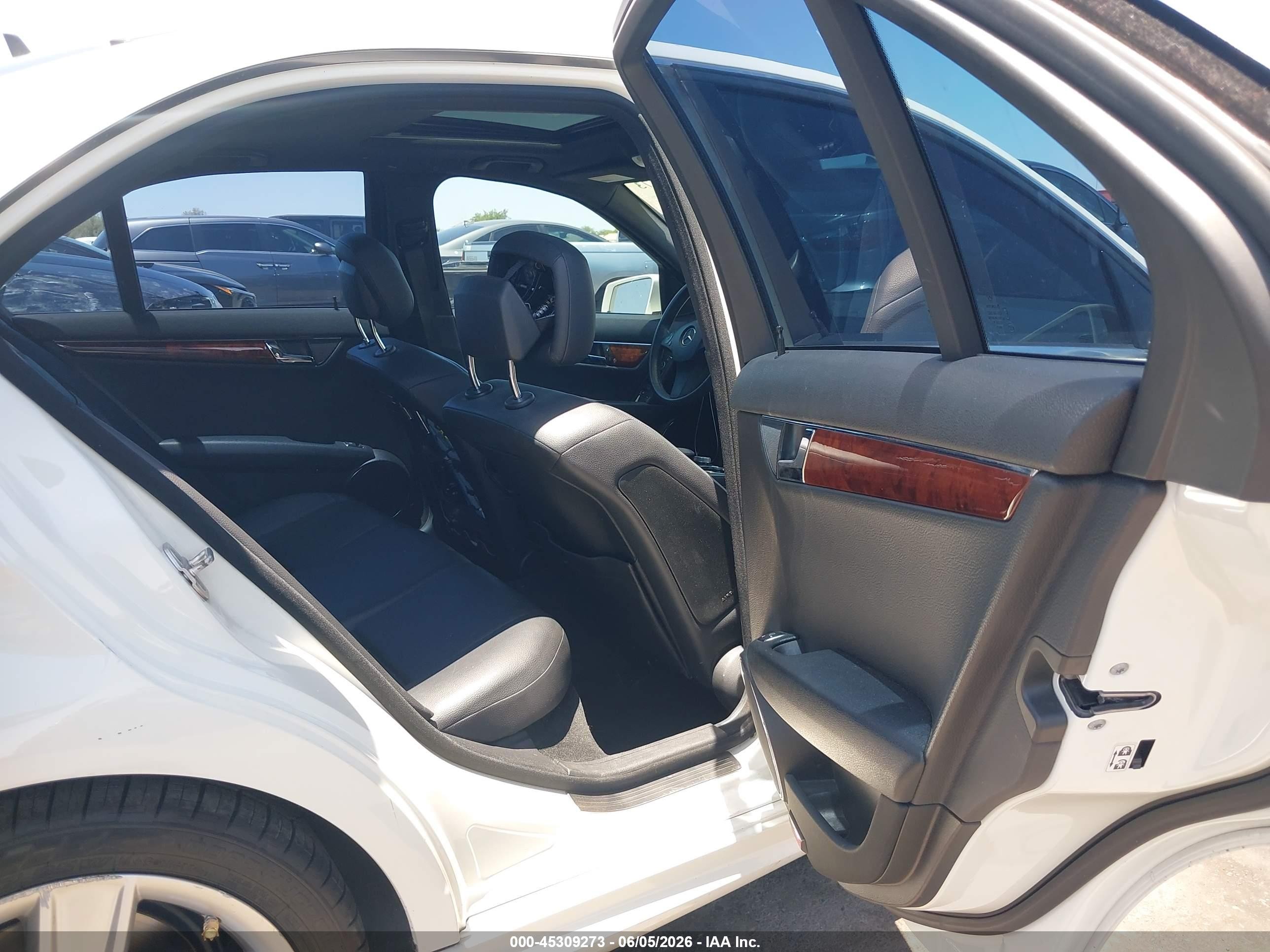 2010 Mercedes-benz C 300 Sport White vin: WDDGF5EB5AR123865