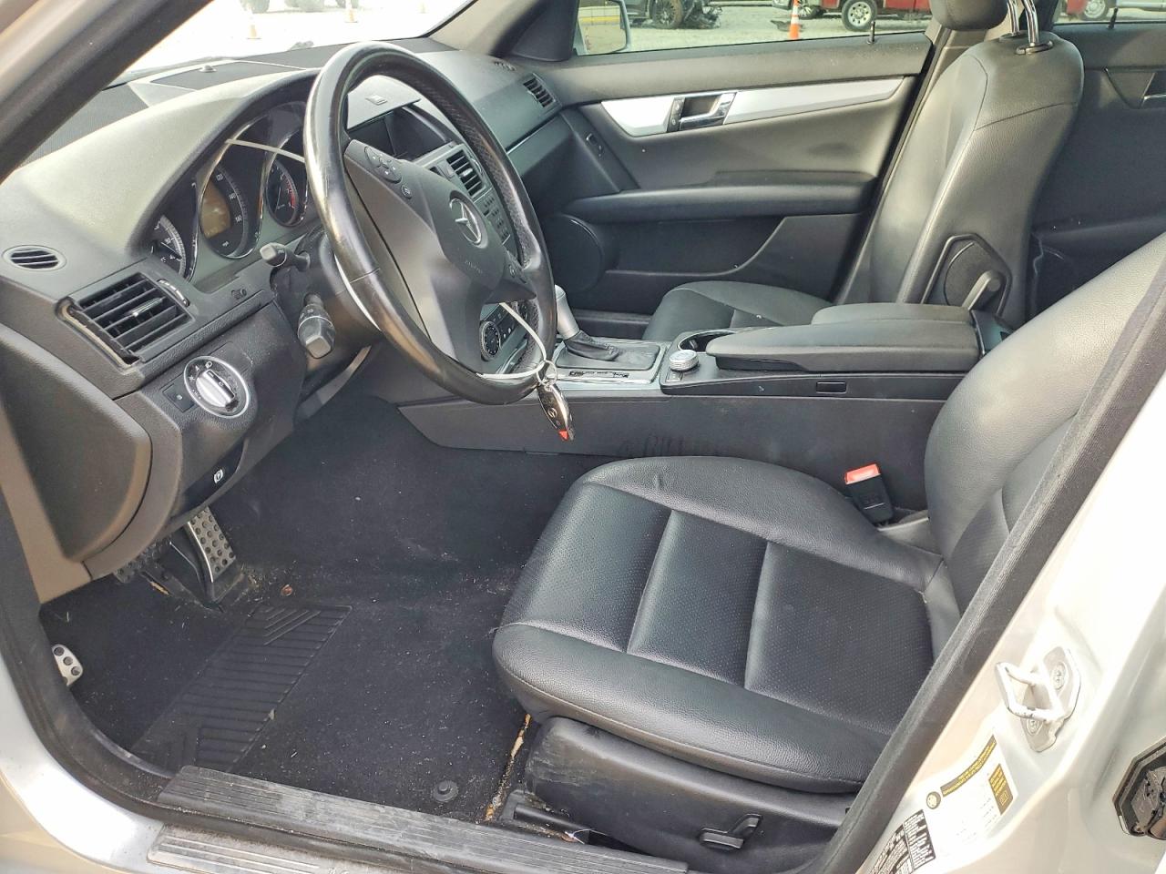 2011 Mercedes-benz C 300 Серебряный vin: WDDGF5EB5BA460732