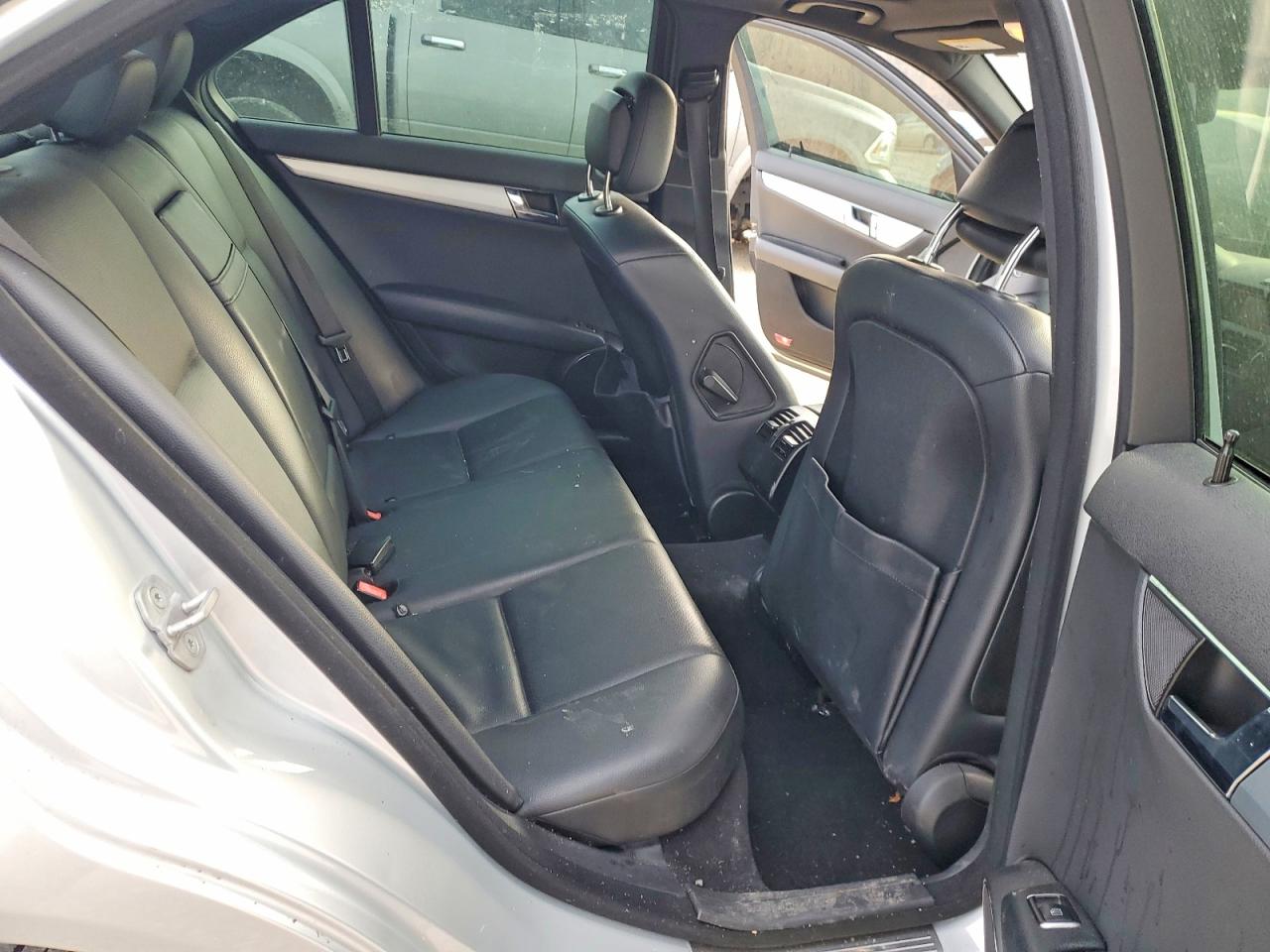 2011 Mercedes-benz C 300 Серебряный vin: WDDGF5EB5BA460732