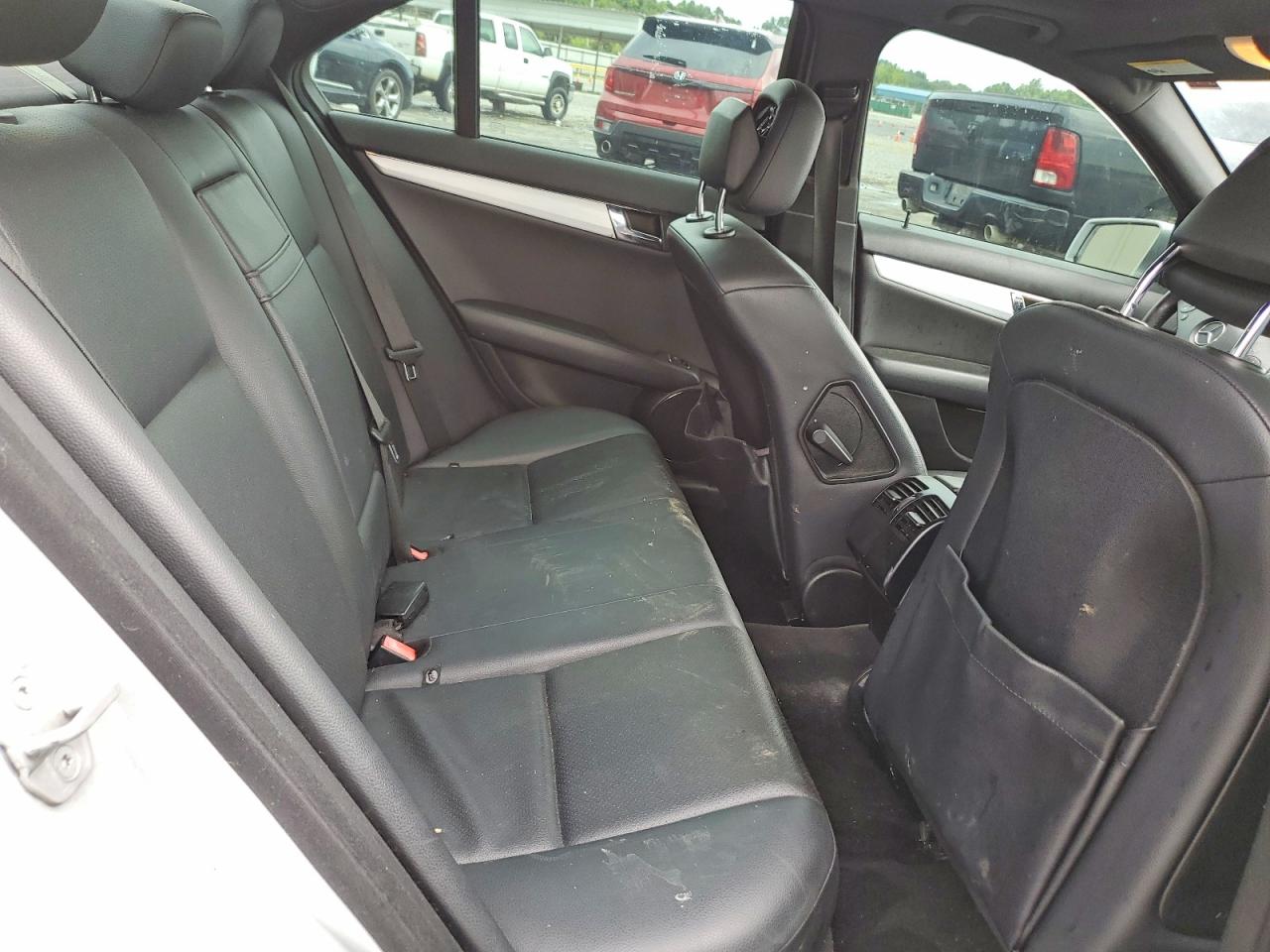 2011 Mercedes-benz C 300 Серебряный vin: WDDGF5EB5BA460732
