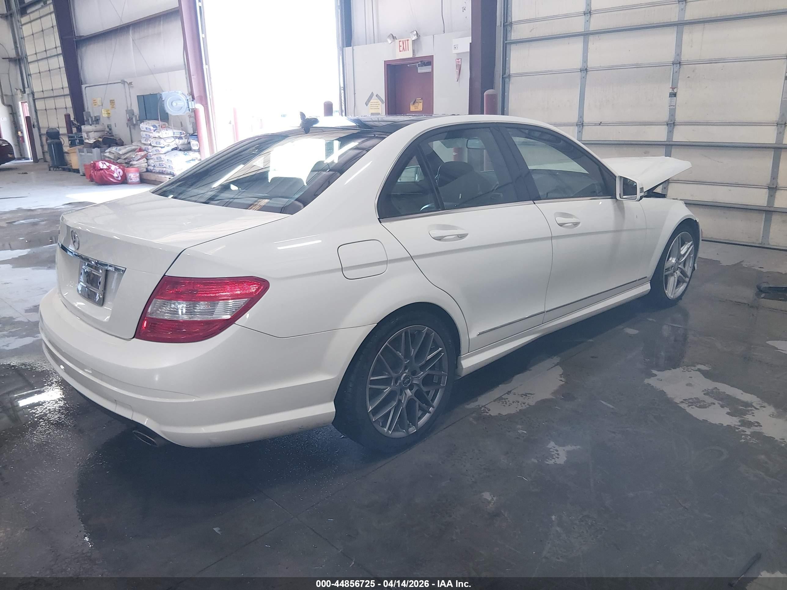 2011 Mercedes-benz C 300 Sport White vin: WDDGF5EB5BA502252