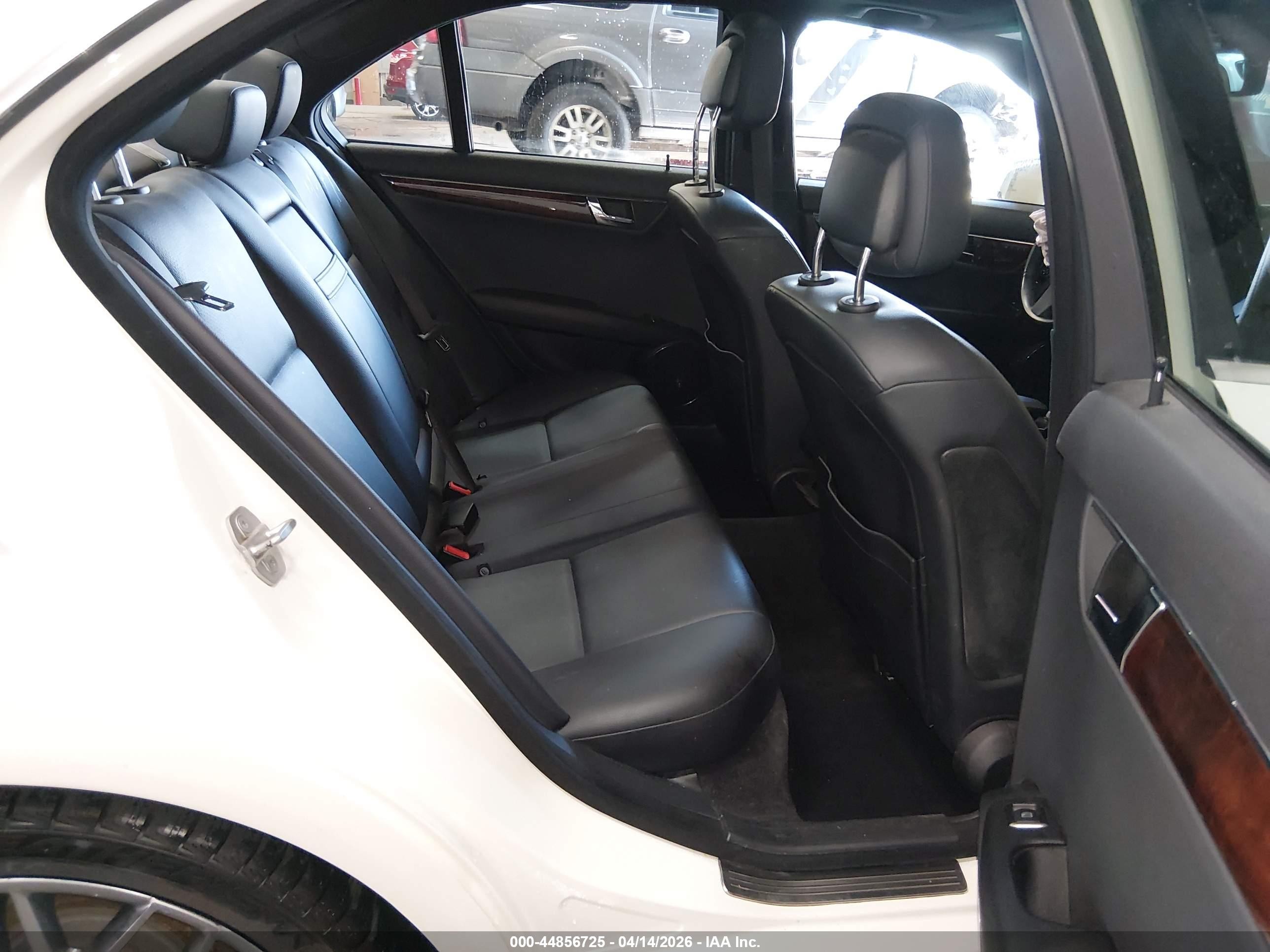 2011 Mercedes-benz C 300 Sport White vin: WDDGF5EB5BA502252