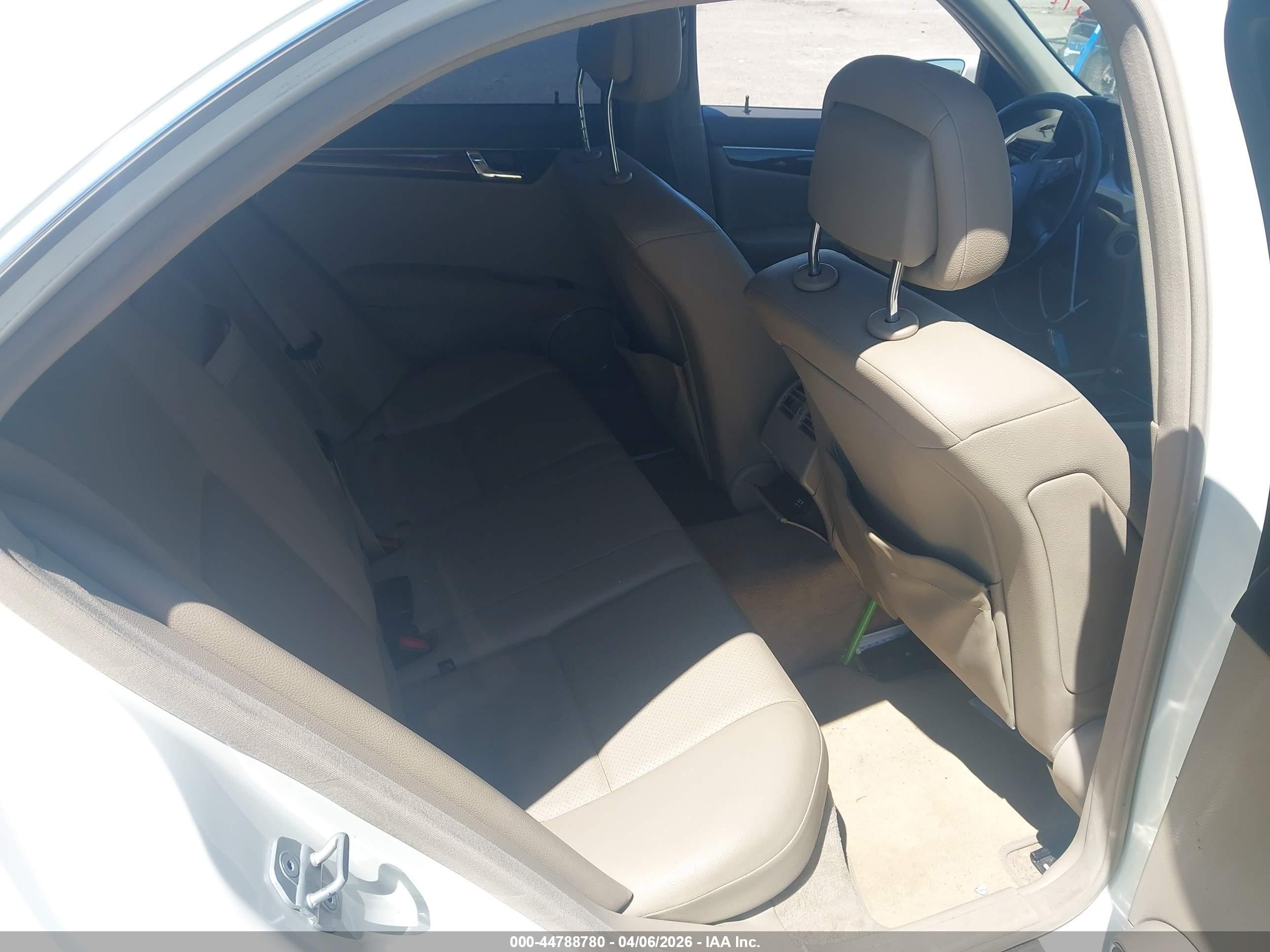 2011 Mercedes-benz C 300 Luxury/sport Белый vin: WDDGF5EB5BA519407