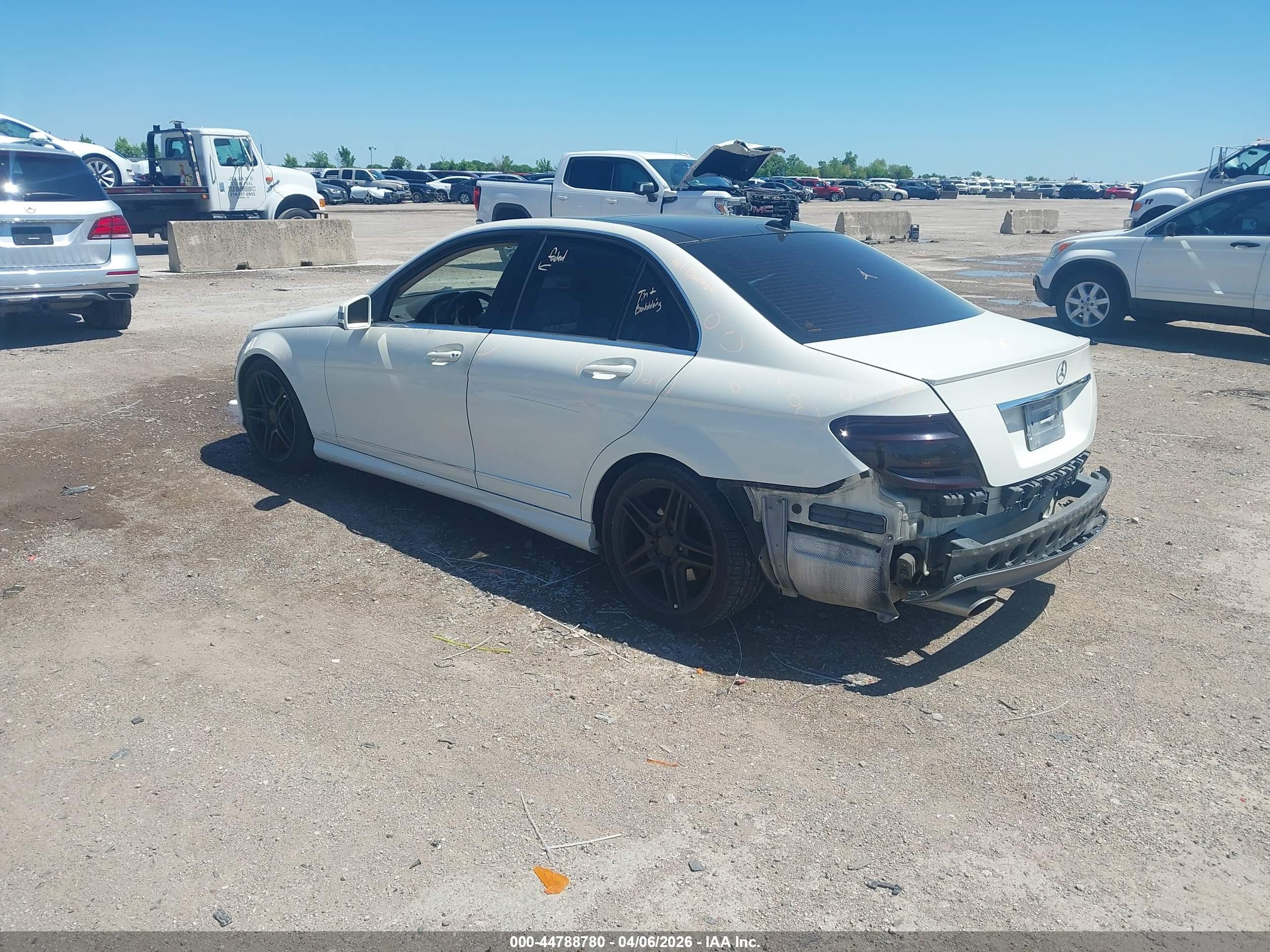2011 Mercedes-benz C 300 Luxury/sport Белый vin: WDDGF5EB5BA519407