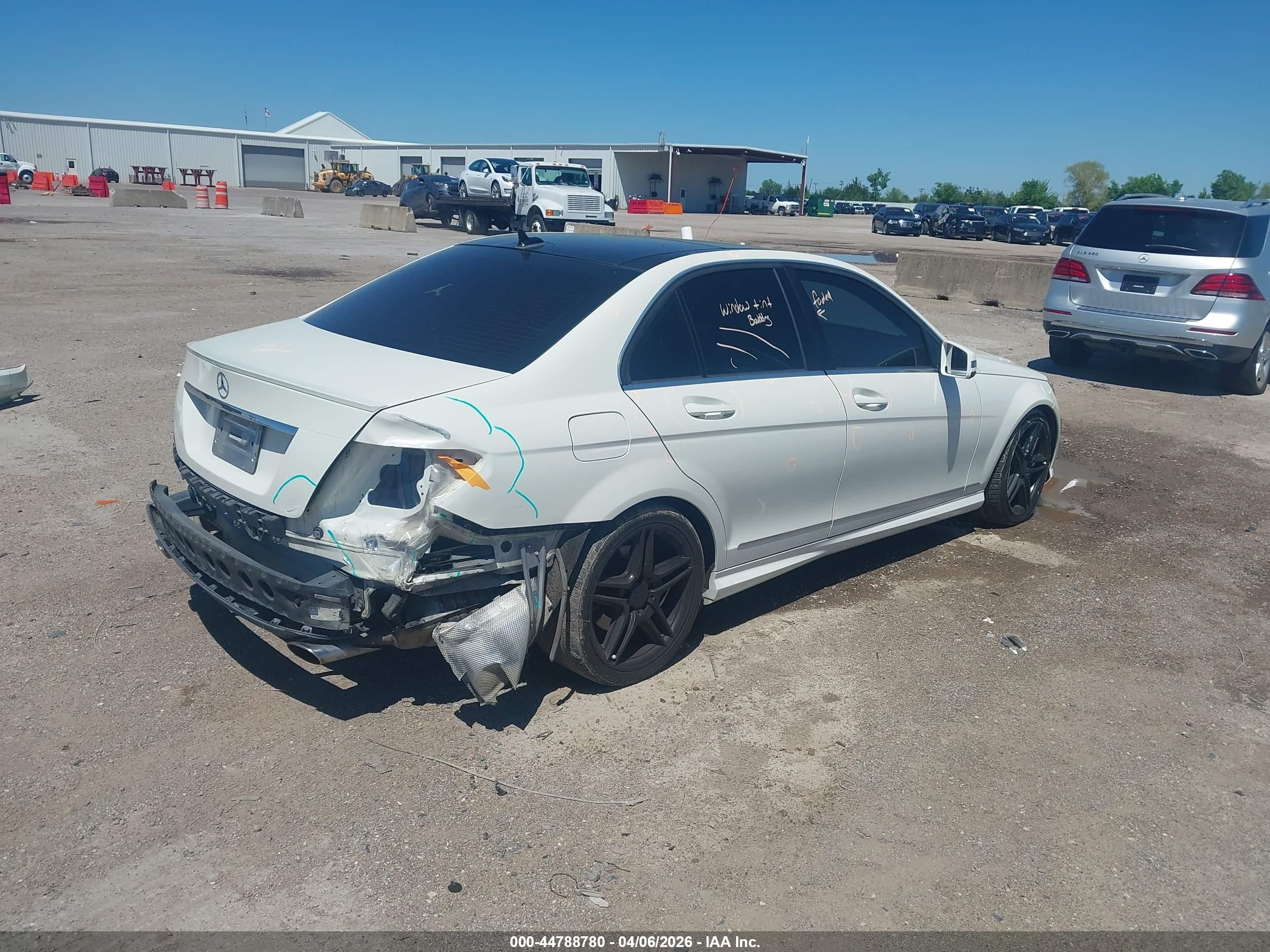 2011 Mercedes-benz C 300 Luxury/sport Белый vin: WDDGF5EB5BA519407