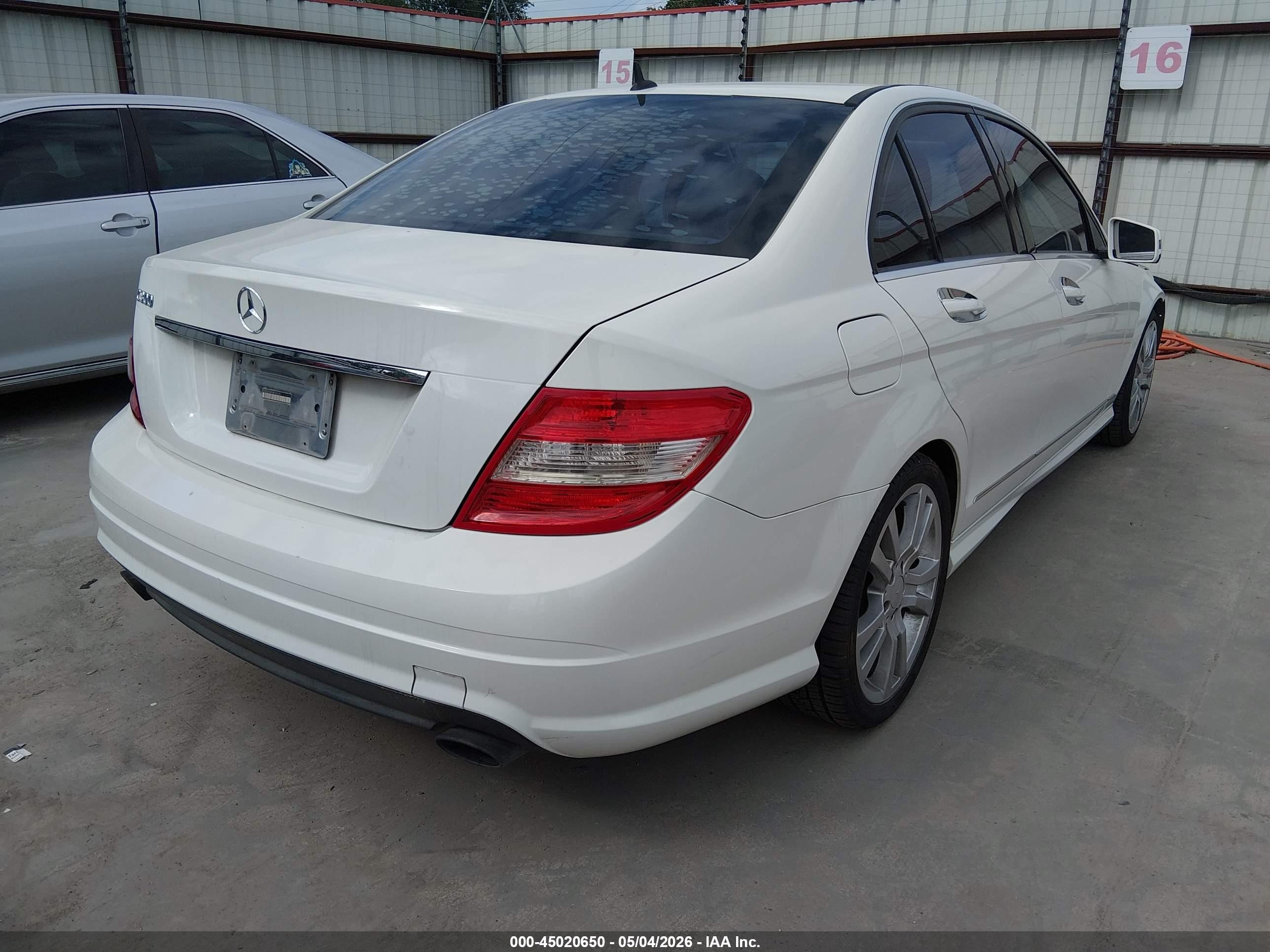 2011 Mercedes-benz C 300 Luxury/sport White vin: WDDGF5EB5BF650761
