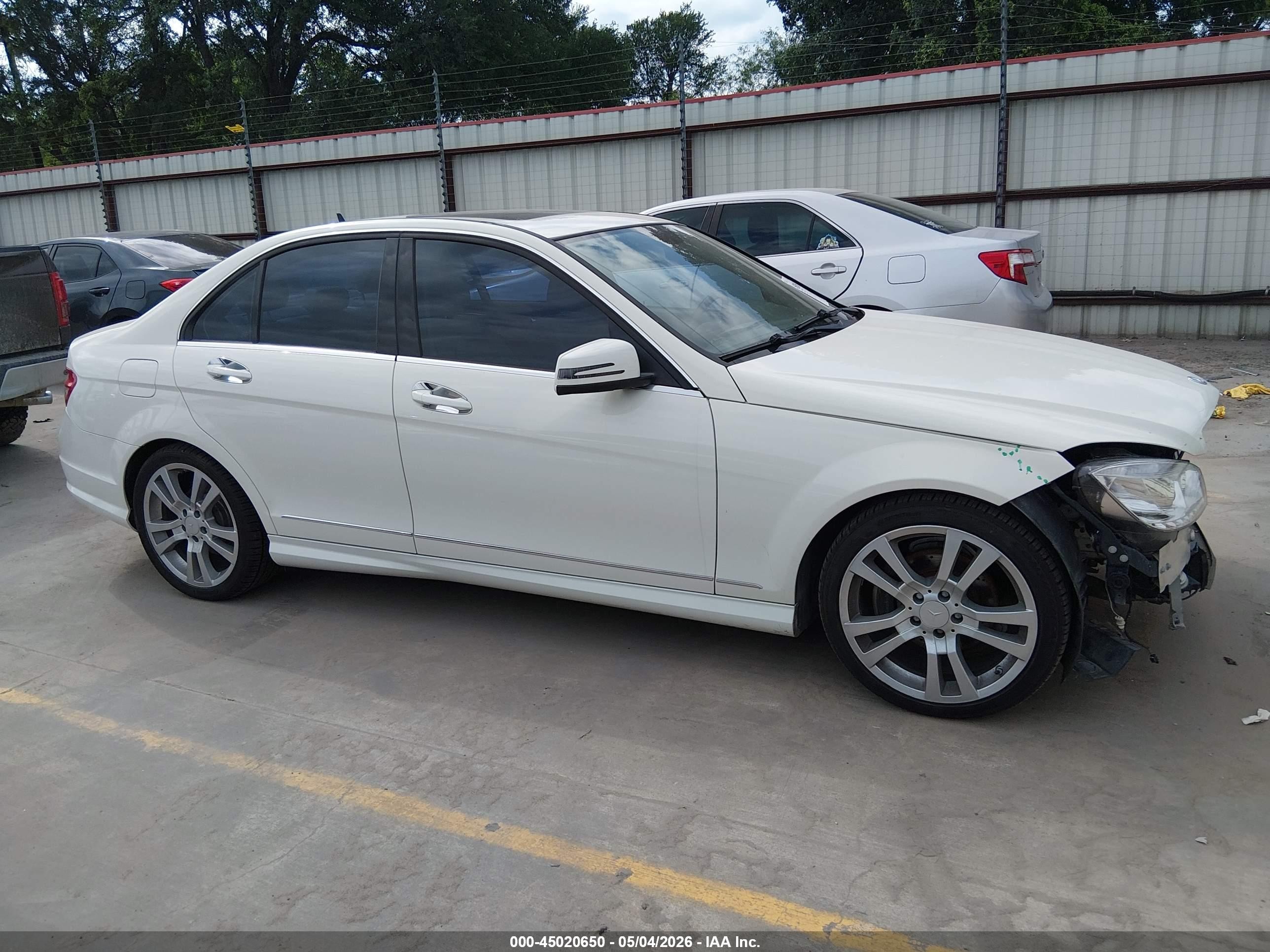 2011 Mercedes-benz C 300 Luxury/sport White vin: WDDGF5EB5BF650761