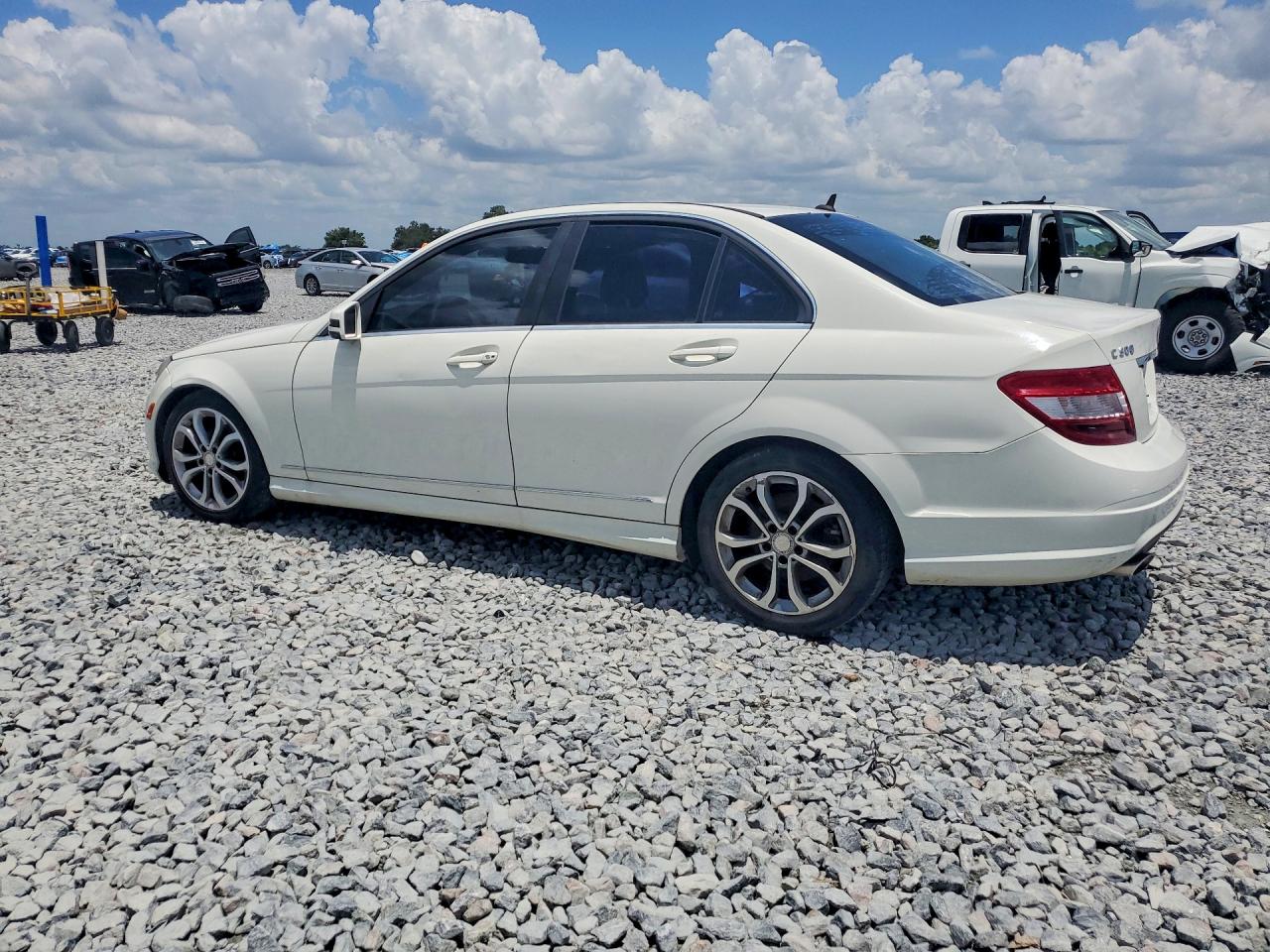 2011 Mercedes-benz C 300 Белый vin: WDDGF5EB5BR137136
