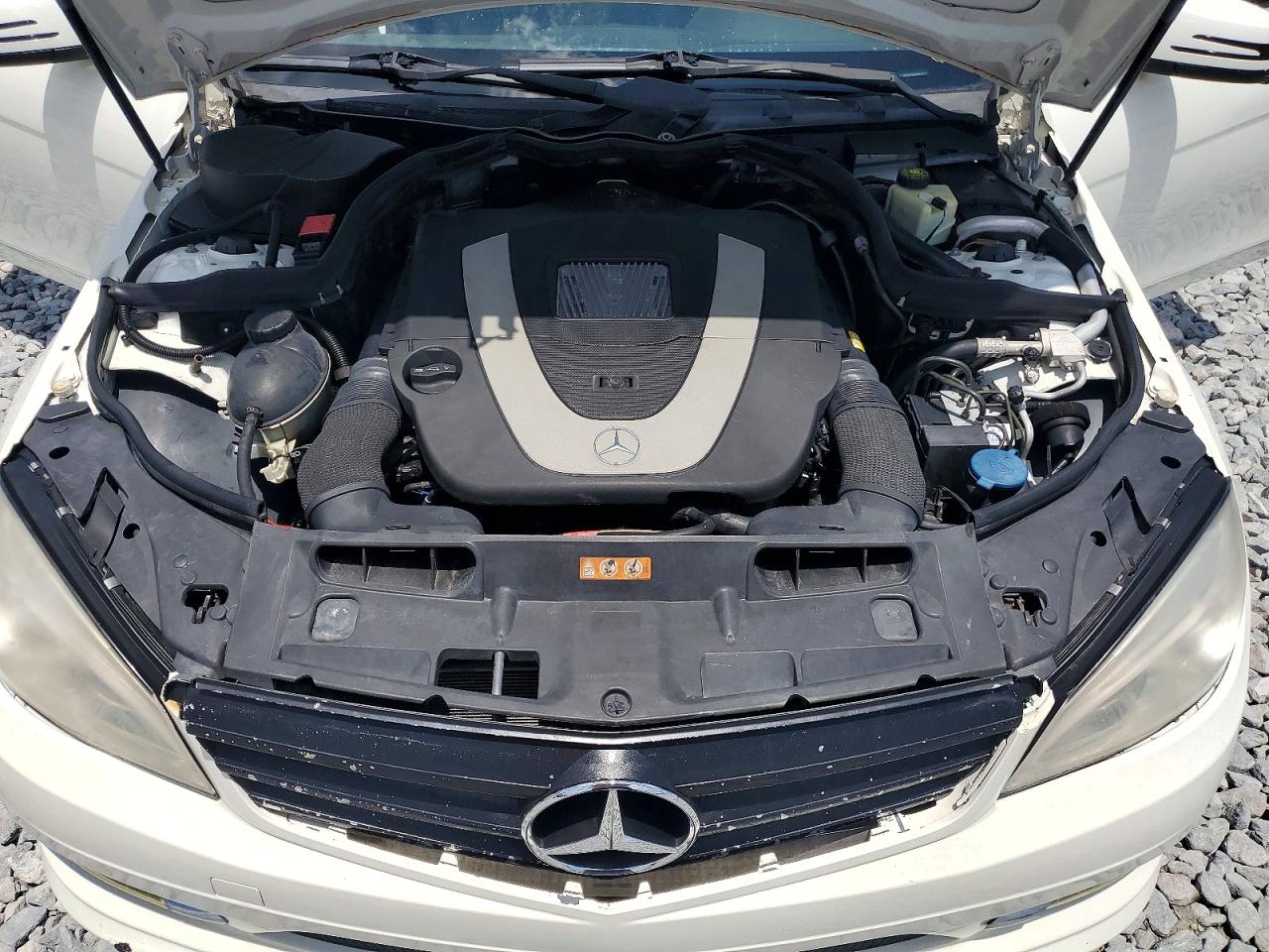 2011 Mercedes-benz C 300 Белый vin: WDDGF5EB5BR137136