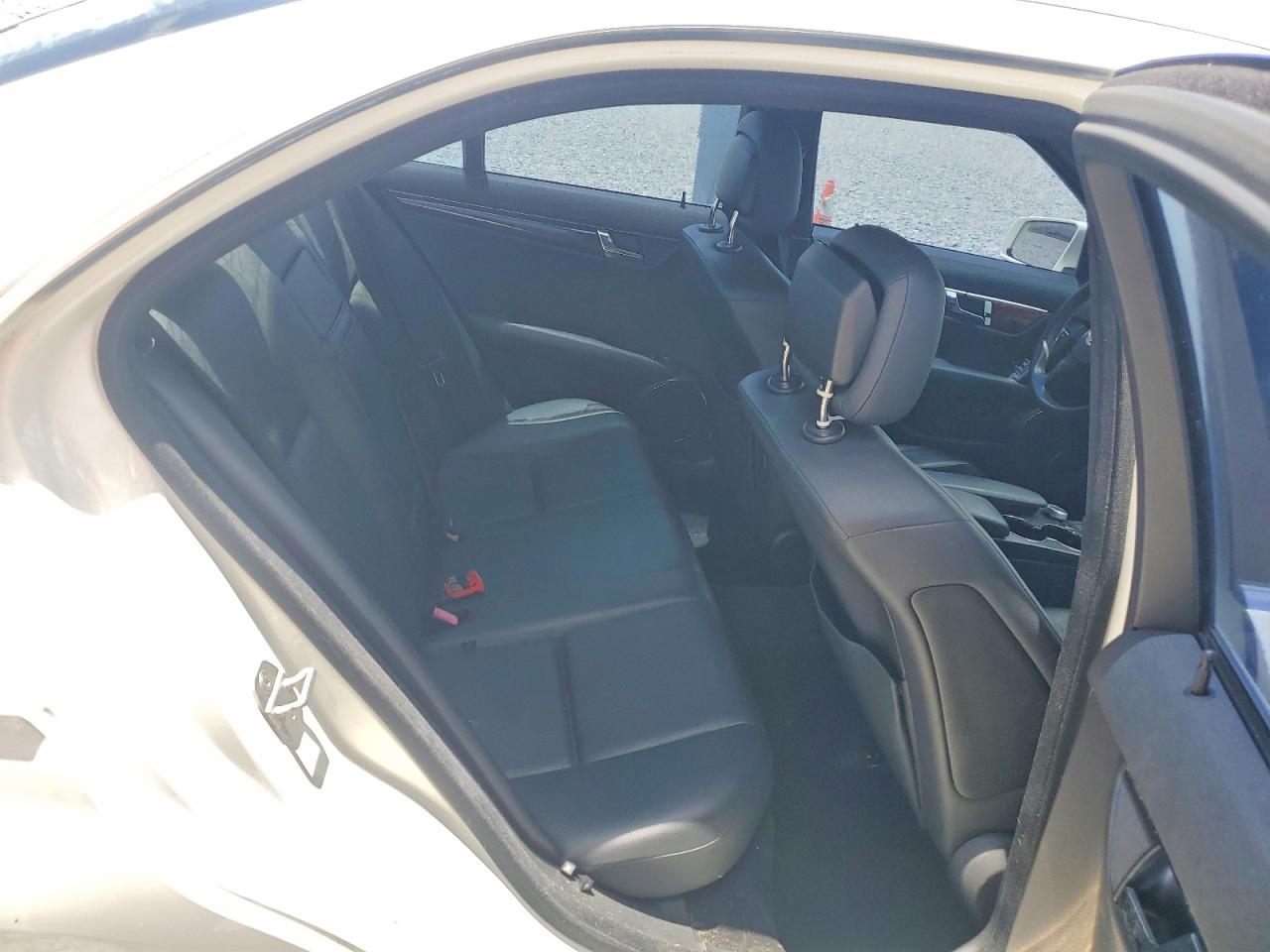 2011 Mercedes-benz C 300 Белый vin: WDDGF5EB5BR137136
