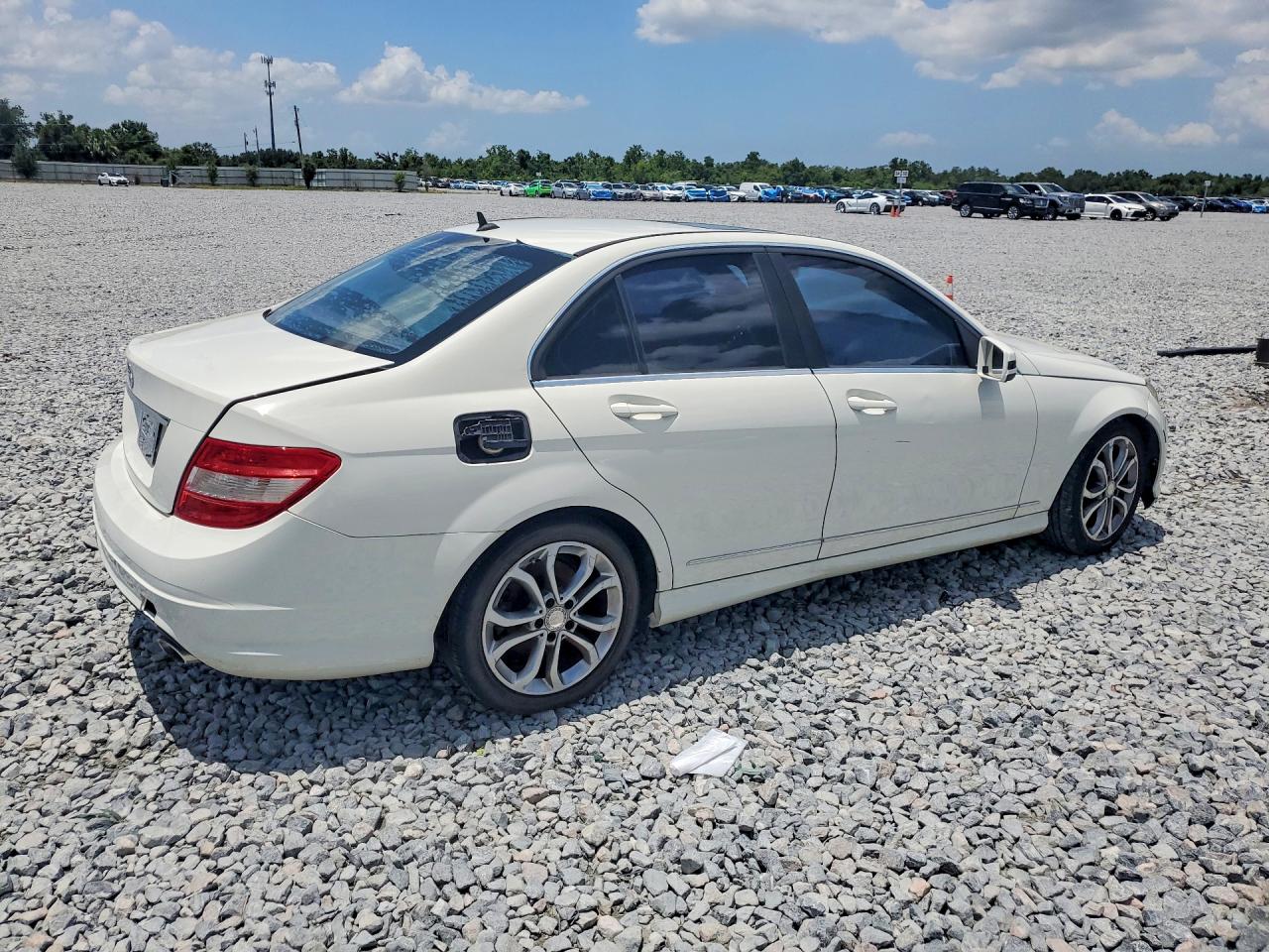 2011 Mercedes-benz C 300 Белый vin: WDDGF5EB5BR137136
