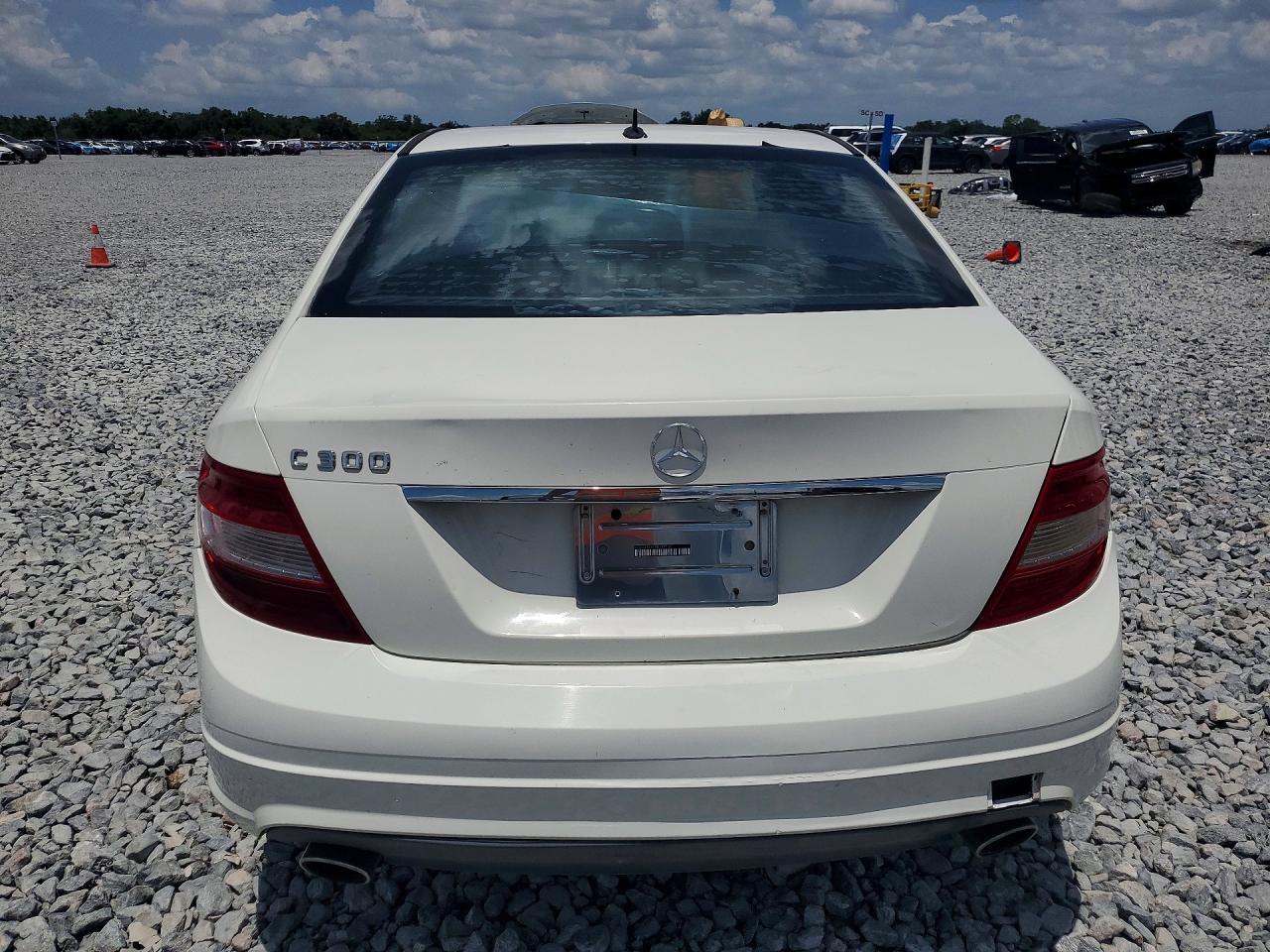 2011 Mercedes-benz C 300 Белый vin: WDDGF5EB5BR137136
