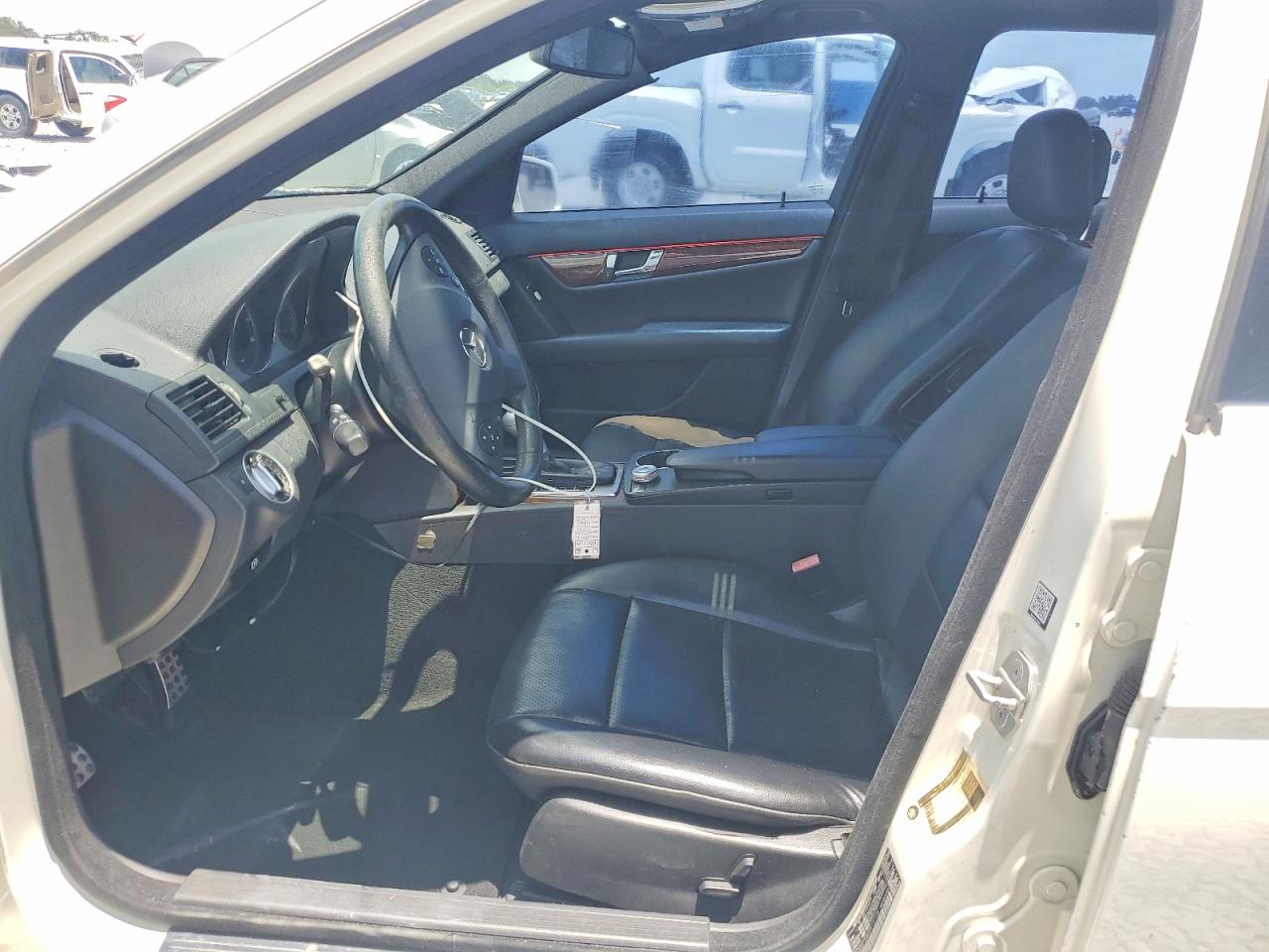 2011 Mercedes-benz C 300 Белый vin: WDDGF5EB5BR137136