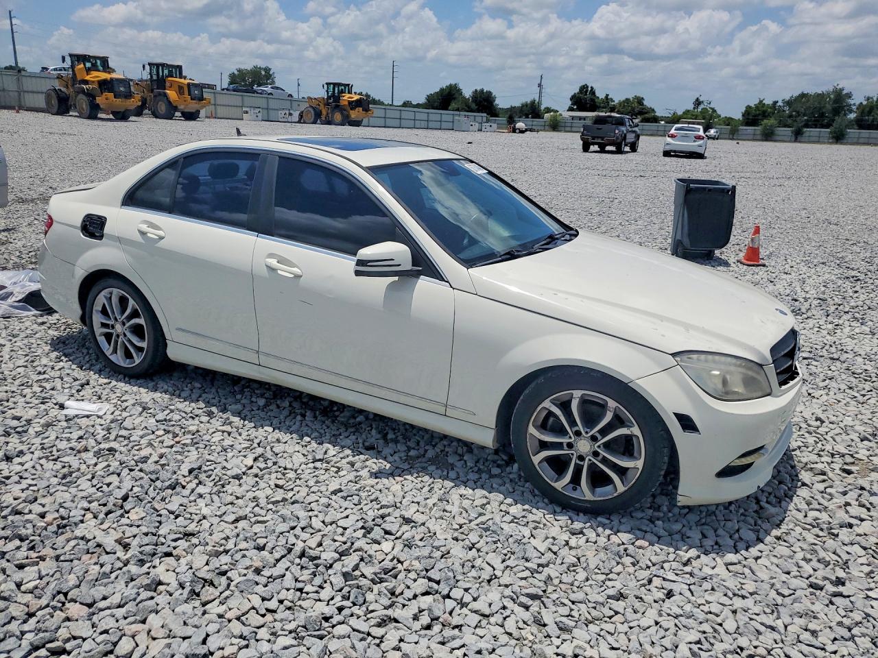 2011 Mercedes-benz C 300 Белый vin: WDDGF5EB5BR137136