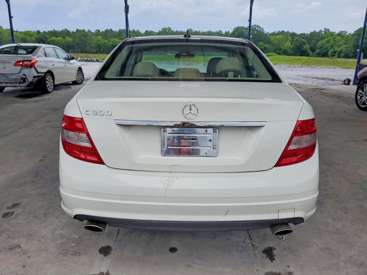 2011 Mercedes-benz C 300 White vin: WDDGF5EB5BR138044