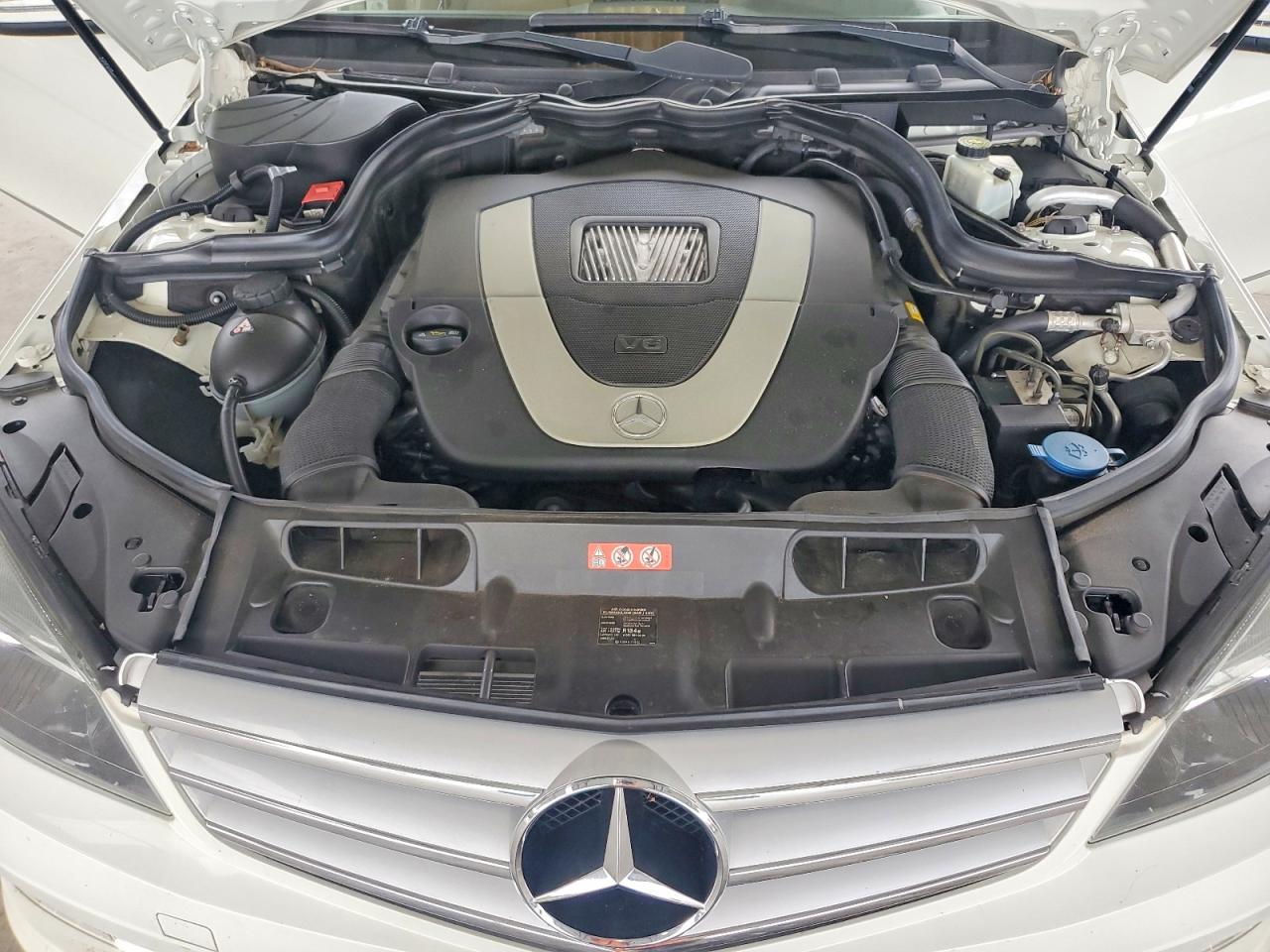 2011 Mercedes-benz C 300 White vin: WDDGF5EB5BR138044