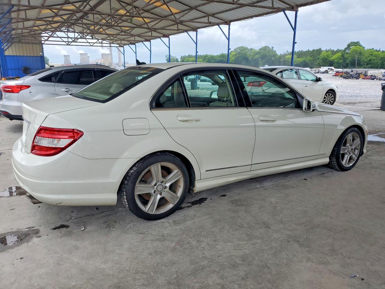 2011 Mercedes-benz C 300 White vin: WDDGF5EB5BR138044