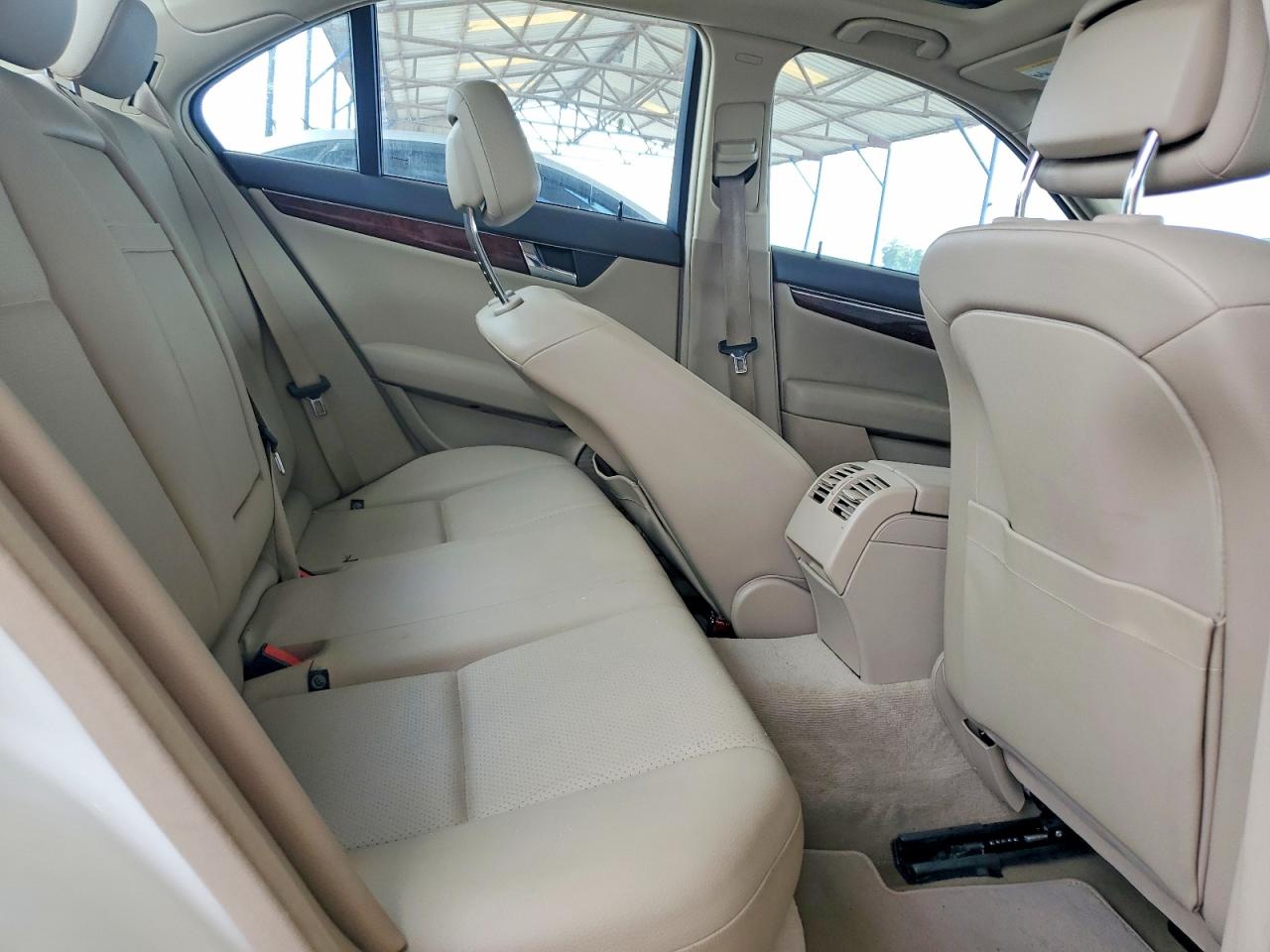 2011 Mercedes-benz C 300 White vin: WDDGF5EB5BR138044