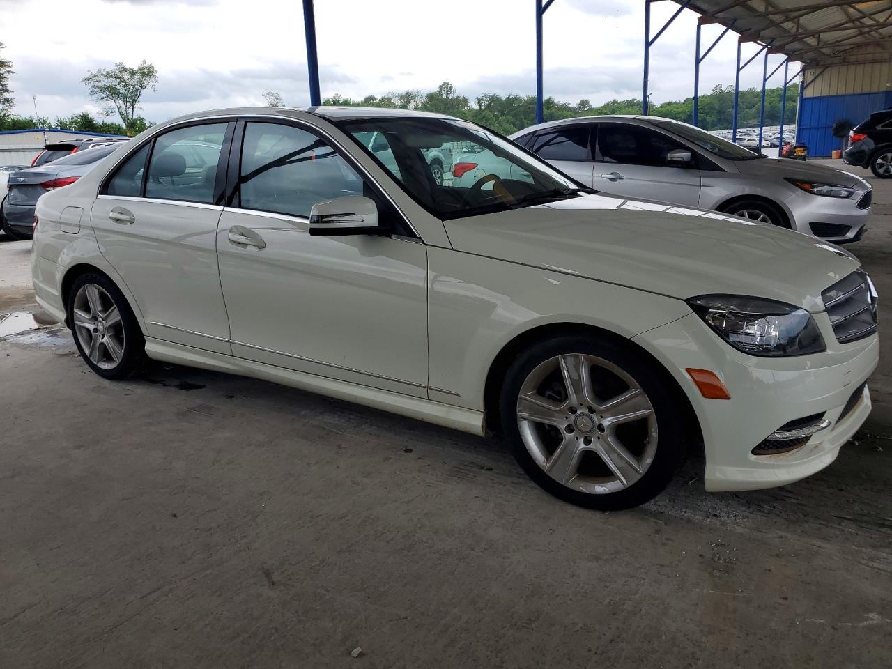 2011 Mercedes-benz C 300 White vin: WDDGF5EB5BR138044