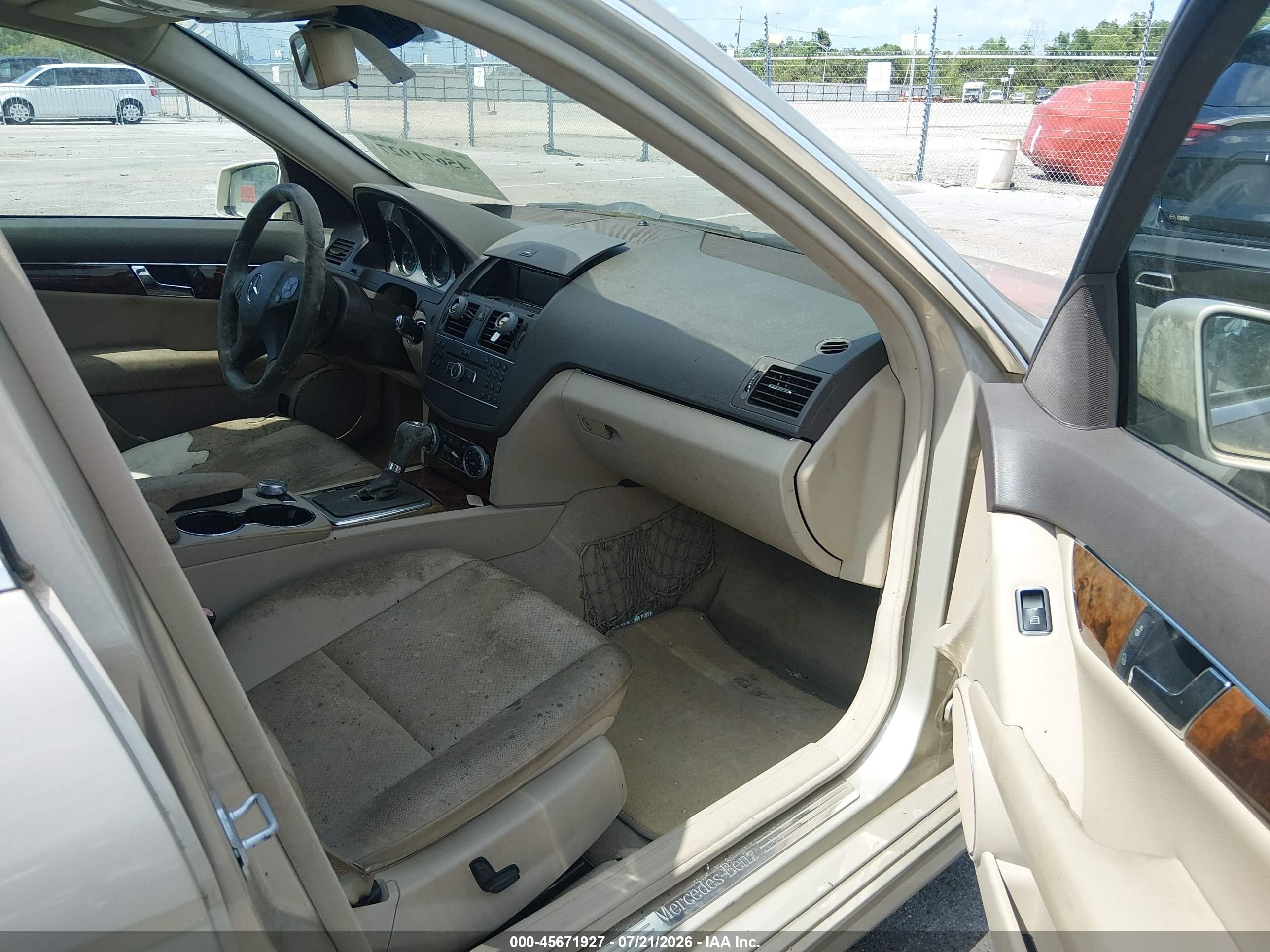 2011 Mercedes-benz C 300 Luxury/sport Champagne vin: WDDGF5EB5BR159119