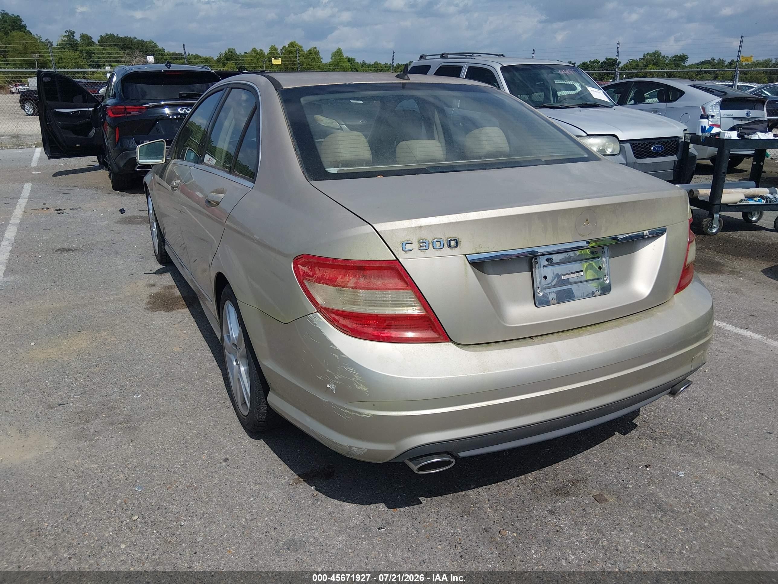 2011 Mercedes-benz C 300 Luxury/sport Champagne vin: WDDGF5EB5BR159119