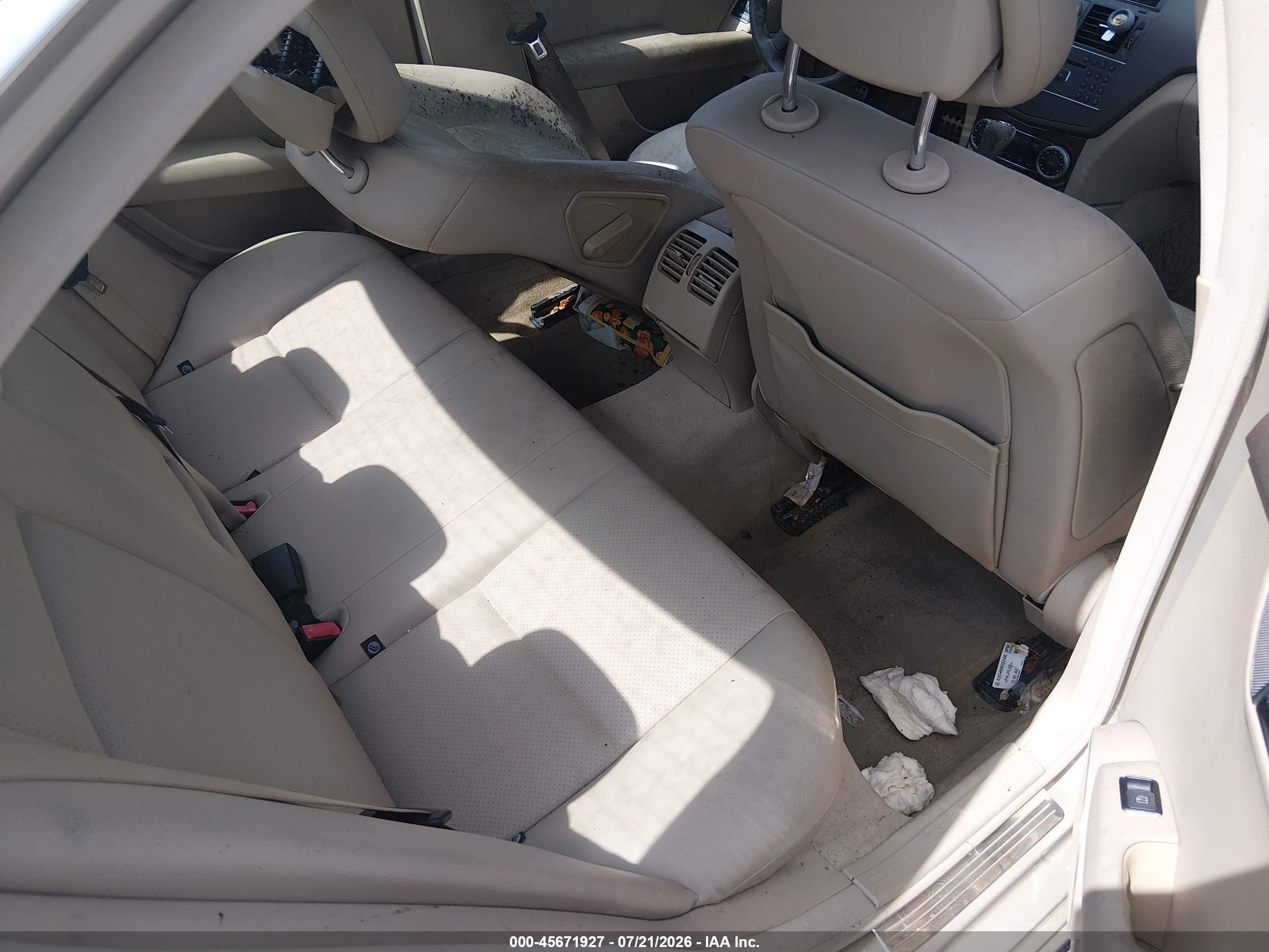 2011 Mercedes-benz C 300 Luxury/sport Champagne vin: WDDGF5EB5BR159119
