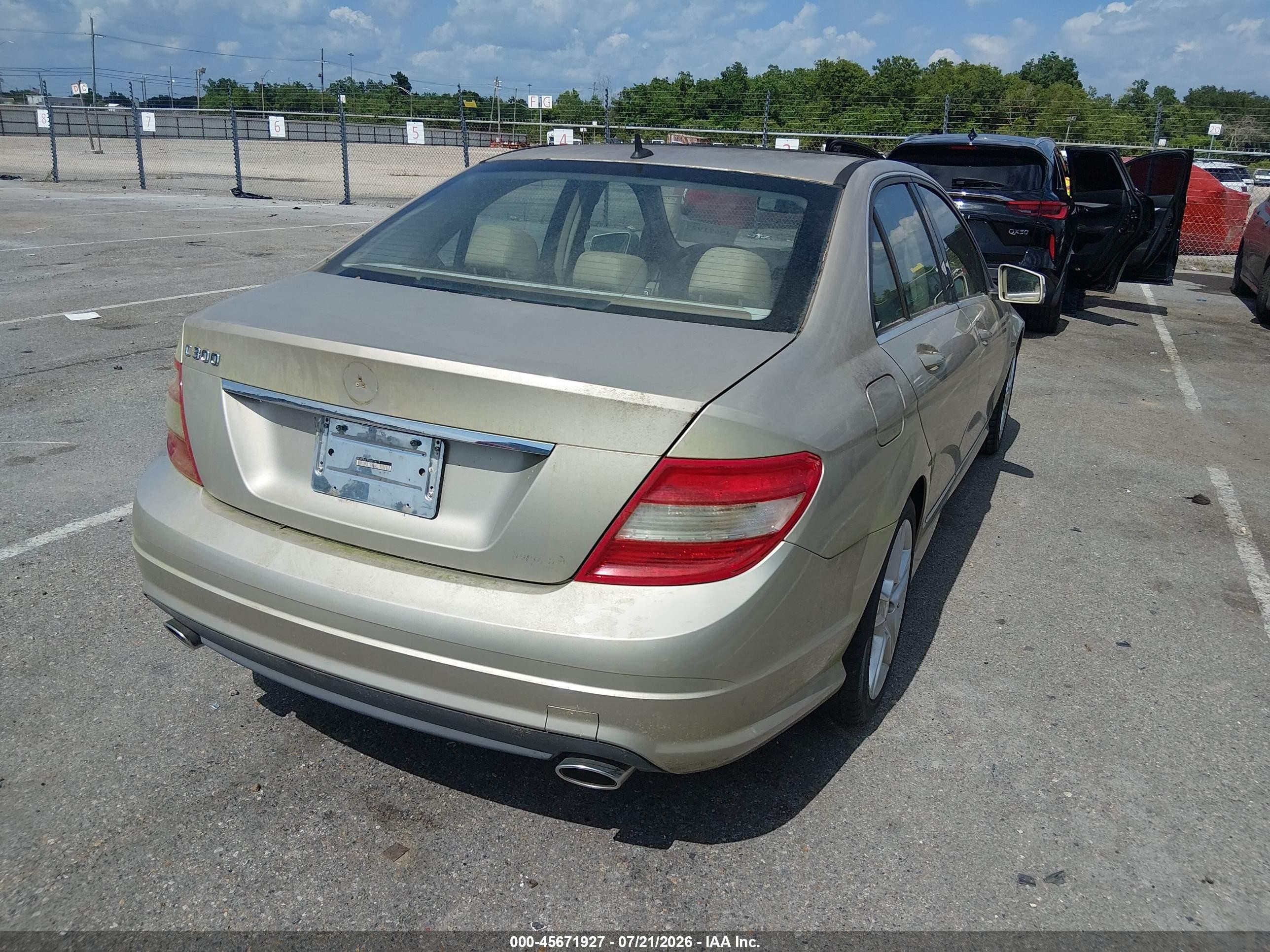 2011 Mercedes-benz C 300 Luxury/sport Champagne vin: WDDGF5EB5BR159119