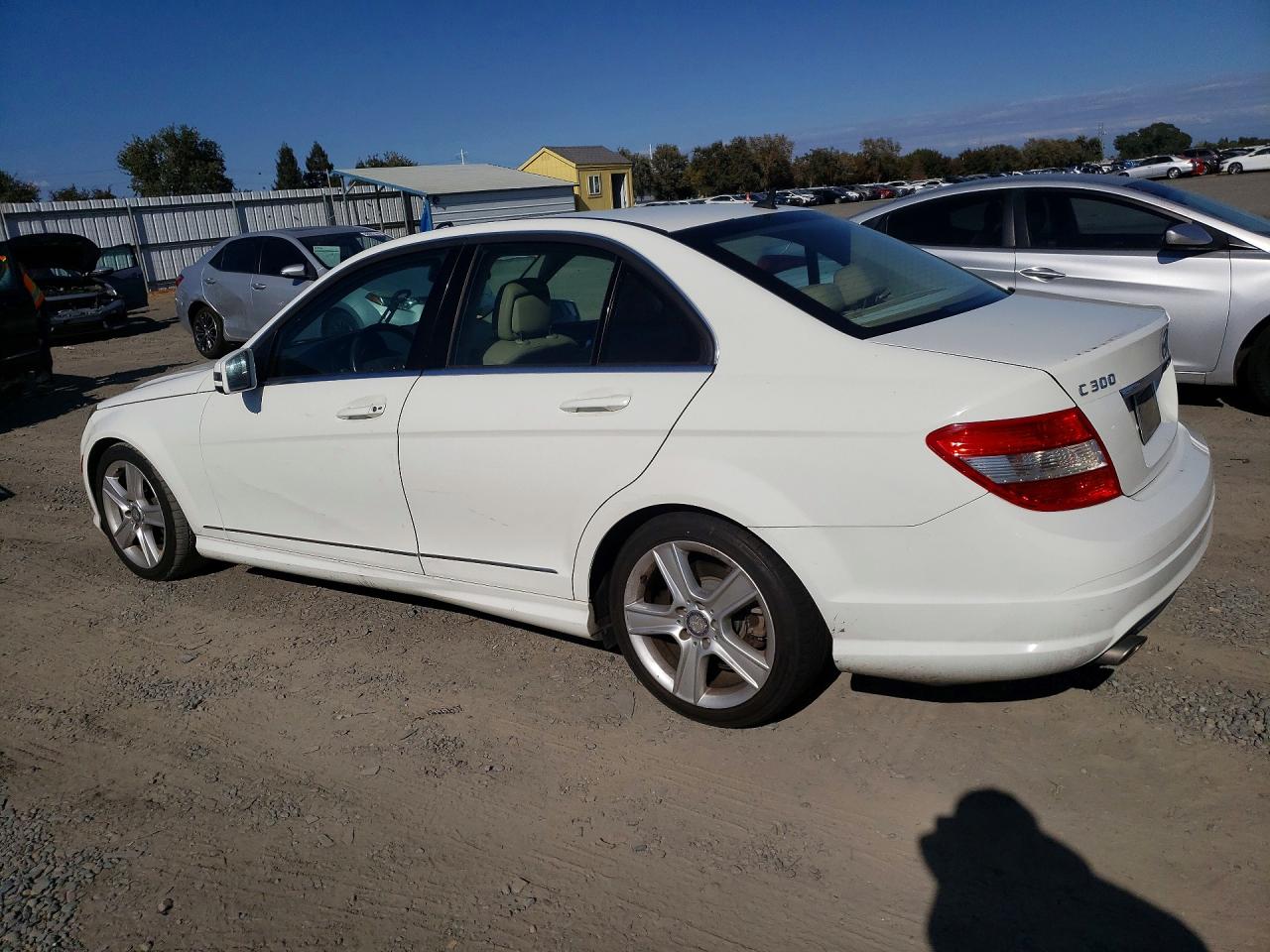 2011 Mercedes-benz C 300 White vin: WDDGF5EB5BR176597
