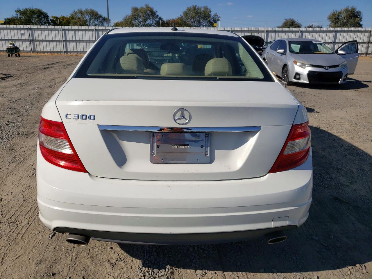 2011 Mercedes-benz C 300 White vin: WDDGF5EB5BR176597