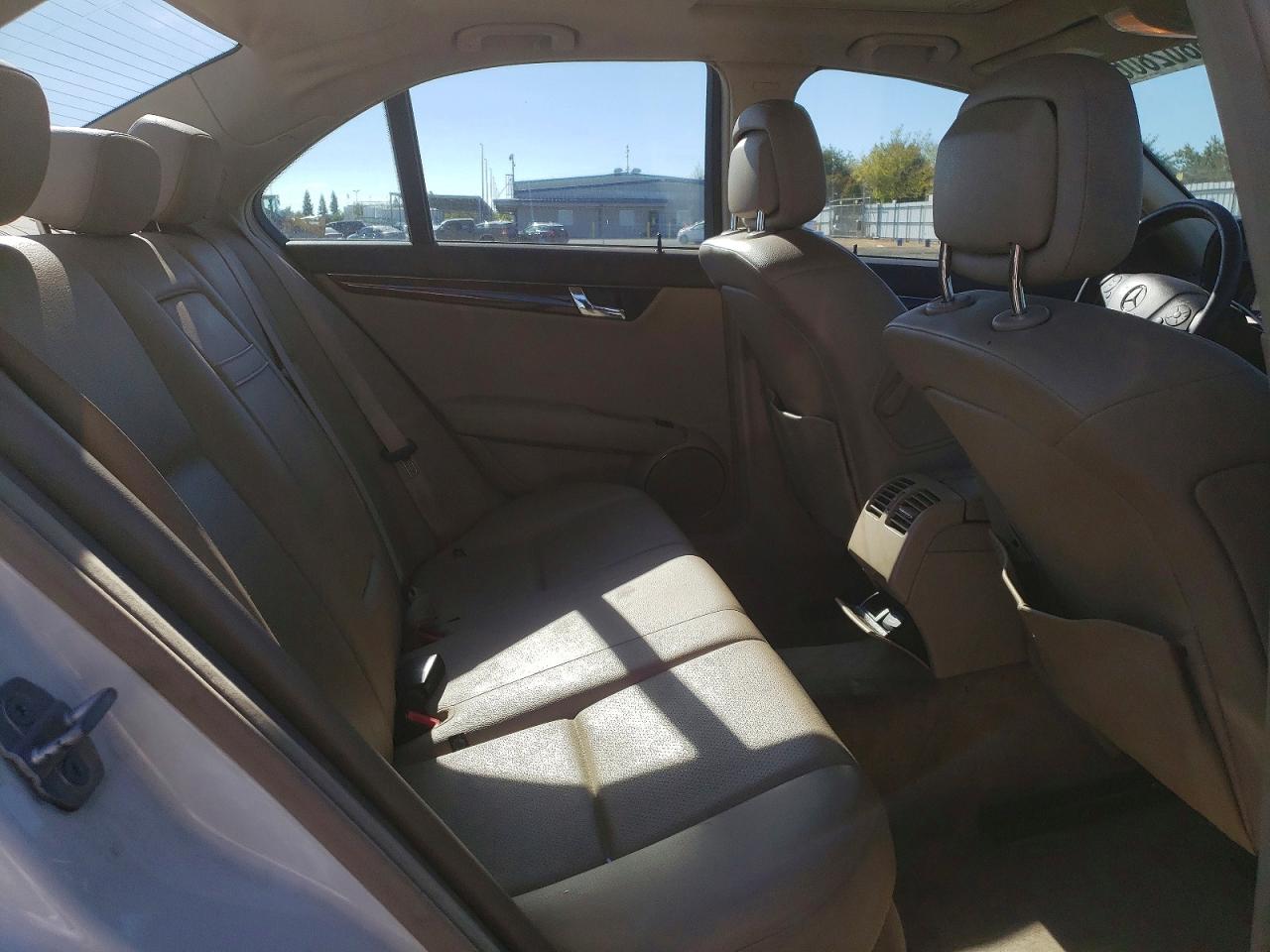 2011 Mercedes-benz C 300 White vin: WDDGF5EB5BR176597