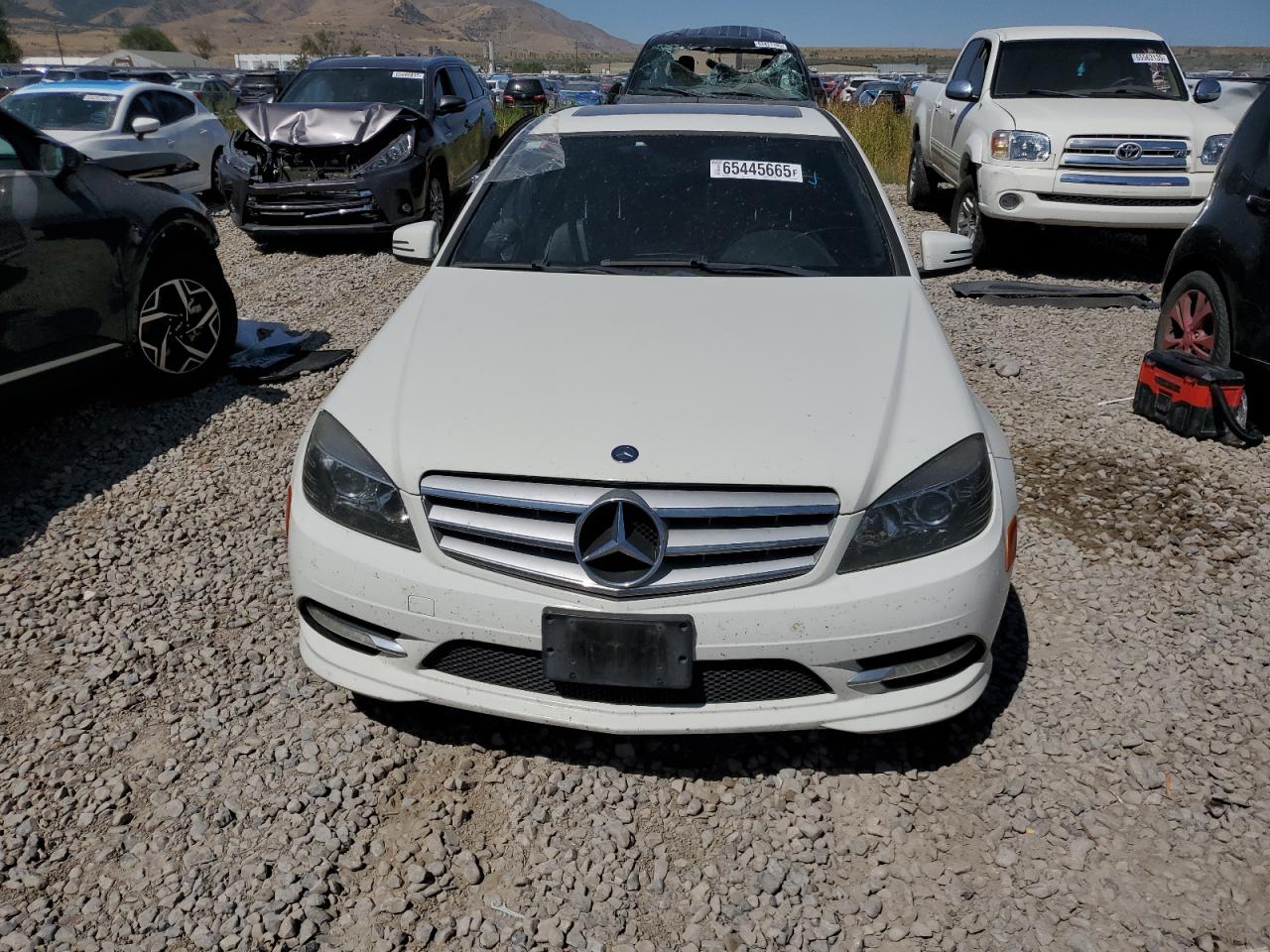 2011 Mercedes-benz C 300 White vin: WDDGF5EB5BR182724