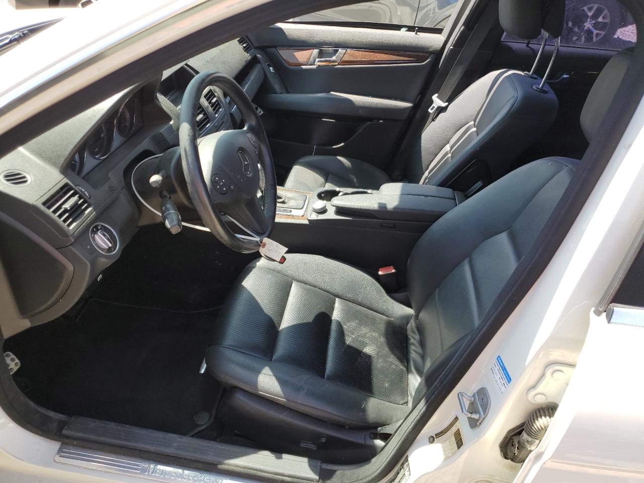 2011 Mercedes-benz C 300 White vin: WDDGF5EB5BR182724