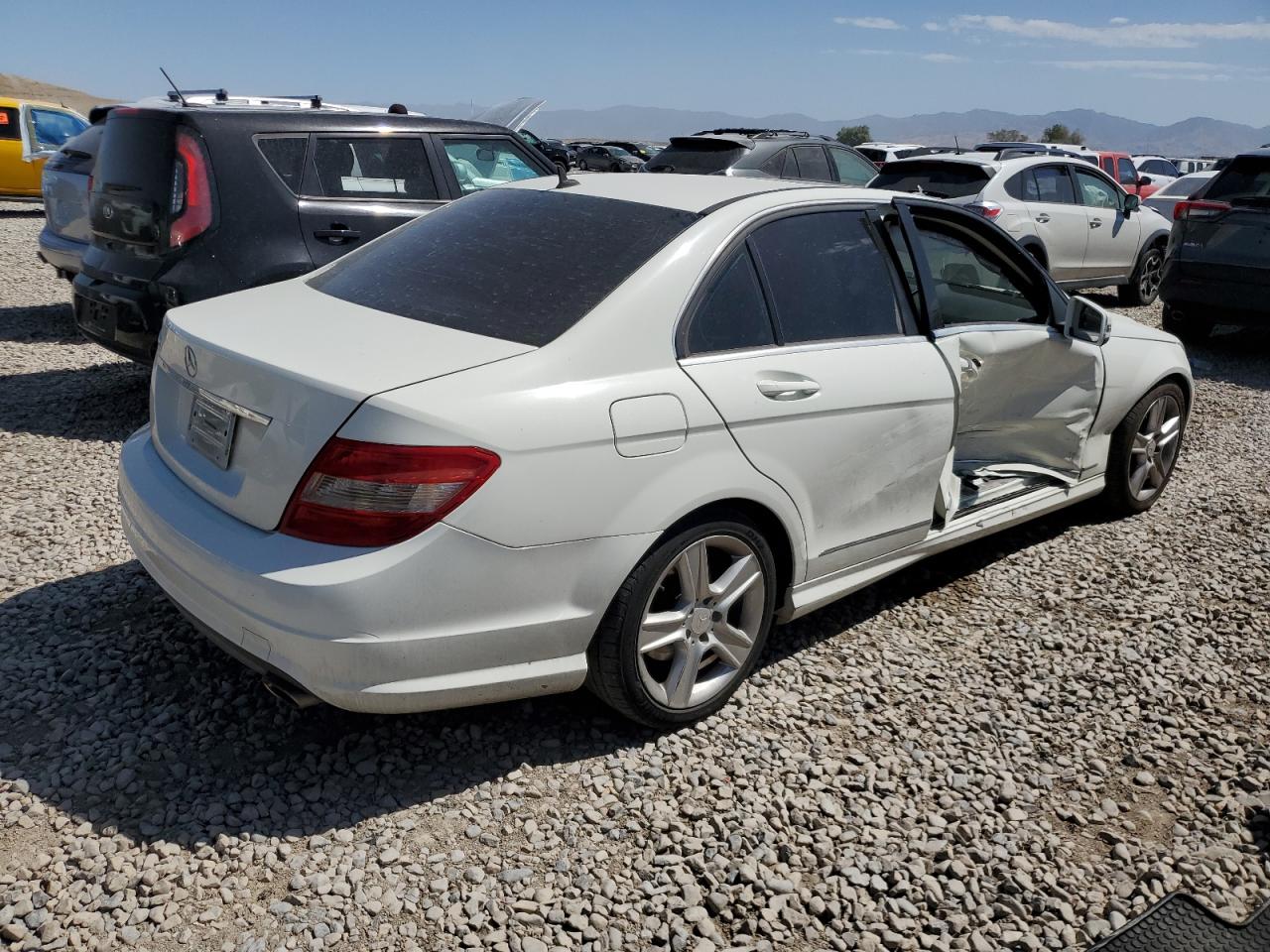 2011 Mercedes-benz C 300 White vin: WDDGF5EB5BR182724