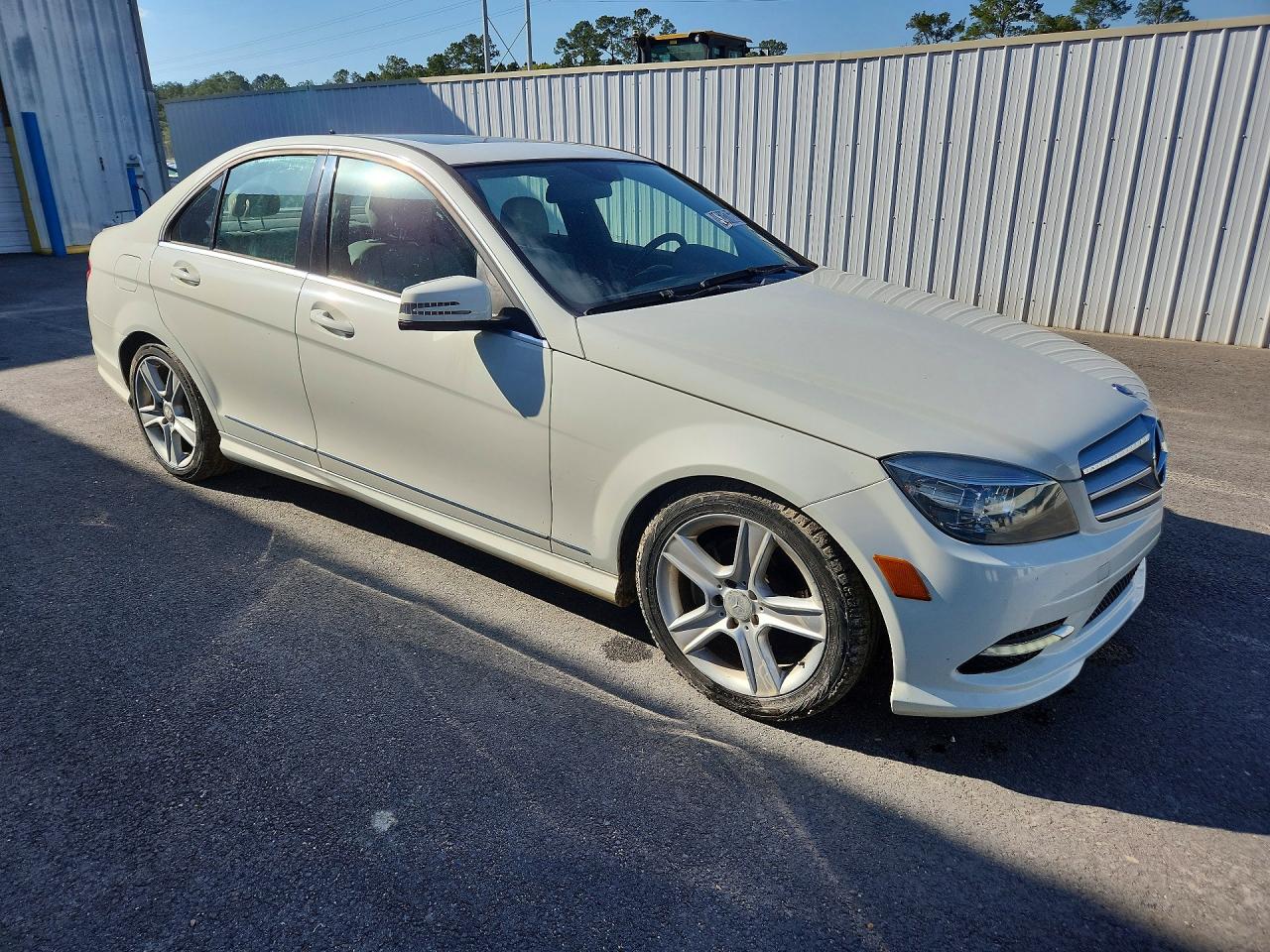 2011 Mercedes-benz C 300 White vin: WDDGF5EB5BR187230