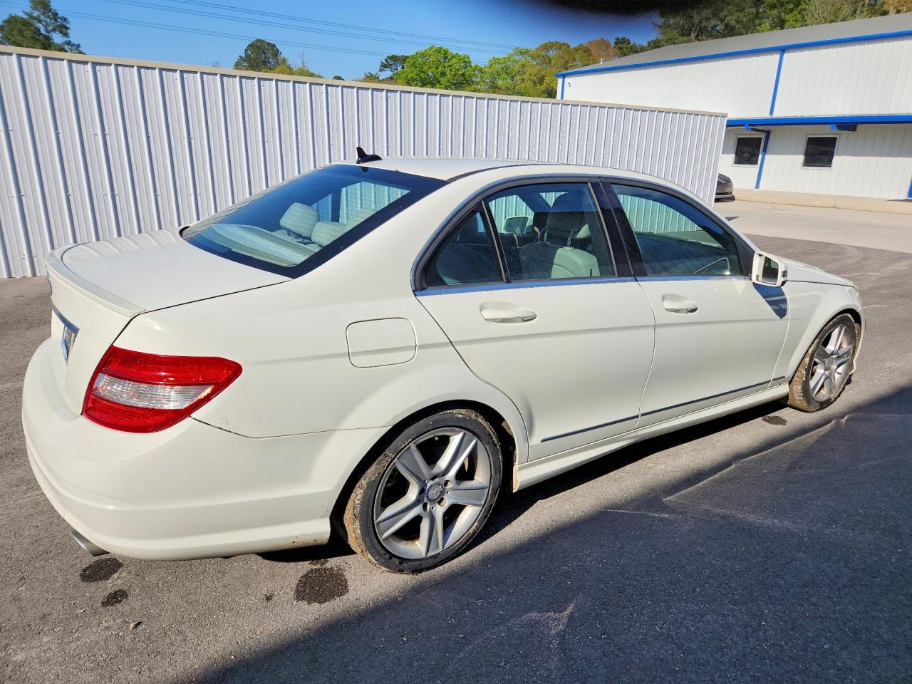 2011 Mercedes-benz C 300 White vin: WDDGF5EB5BR187230