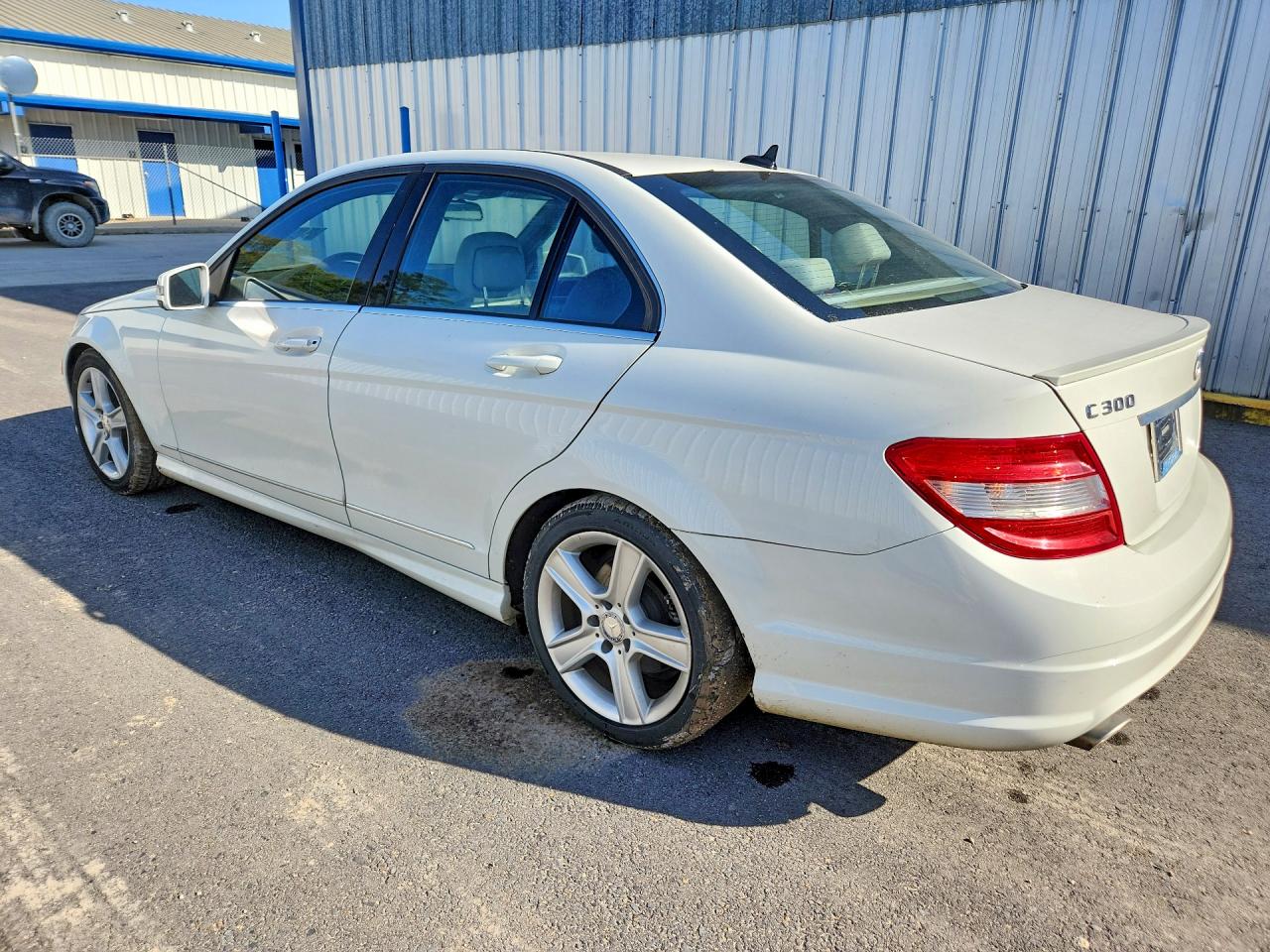 2011 Mercedes-benz C 300 White vin: WDDGF5EB5BR187230