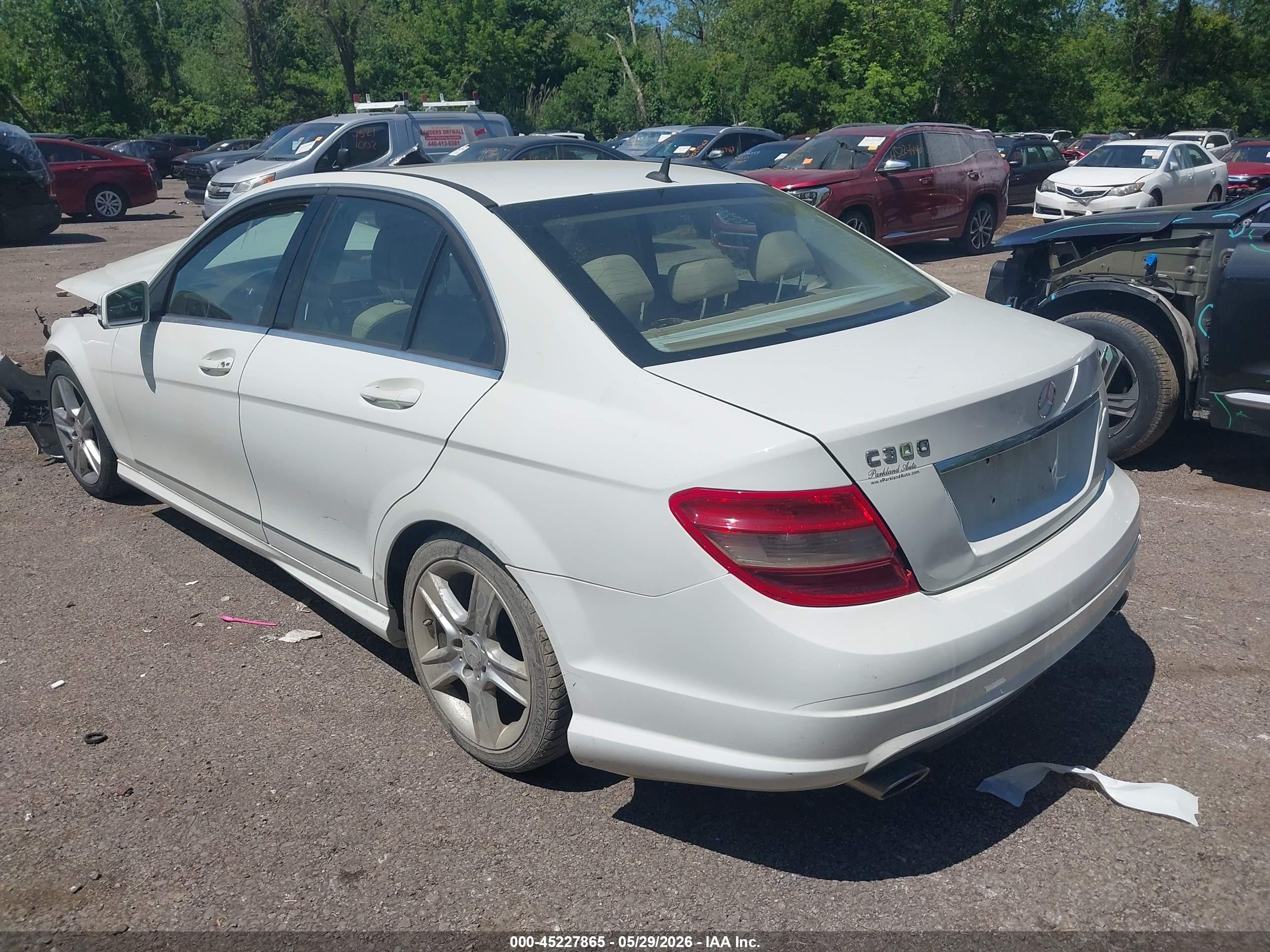 2011 Mercedes-benz C 300 Luxury/sport White vin: WDDGF5EB6BR163311