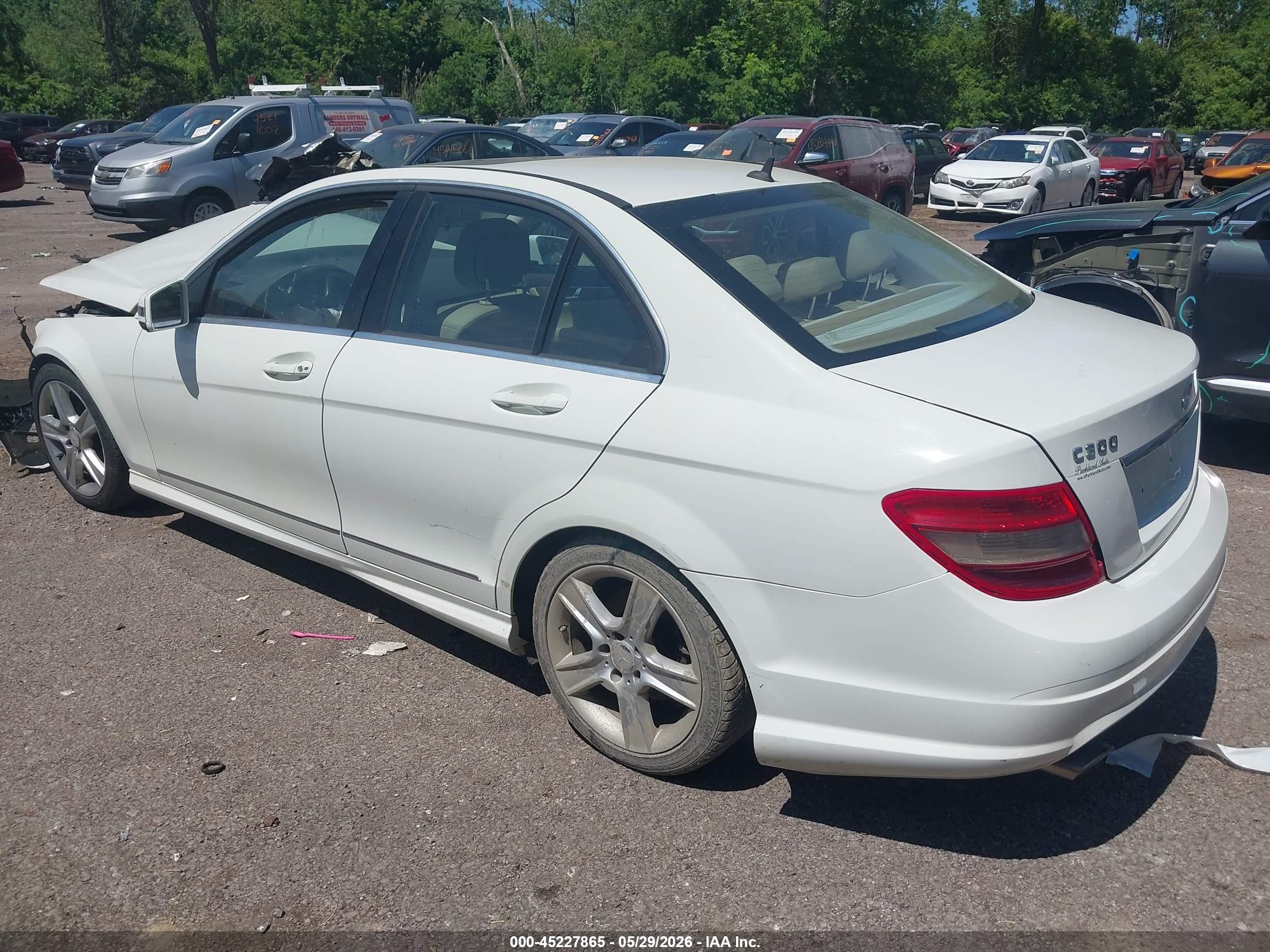 2011 Mercedes-benz C 300 Luxury/sport White vin: WDDGF5EB6BR163311