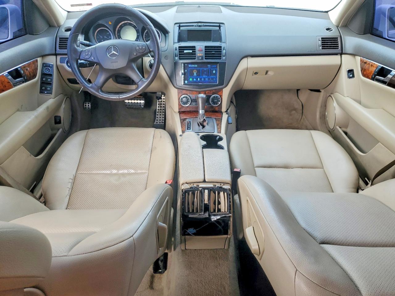 2010 Mercedes-benz C 300 Белый vin: WDDGF5EB7AR107943