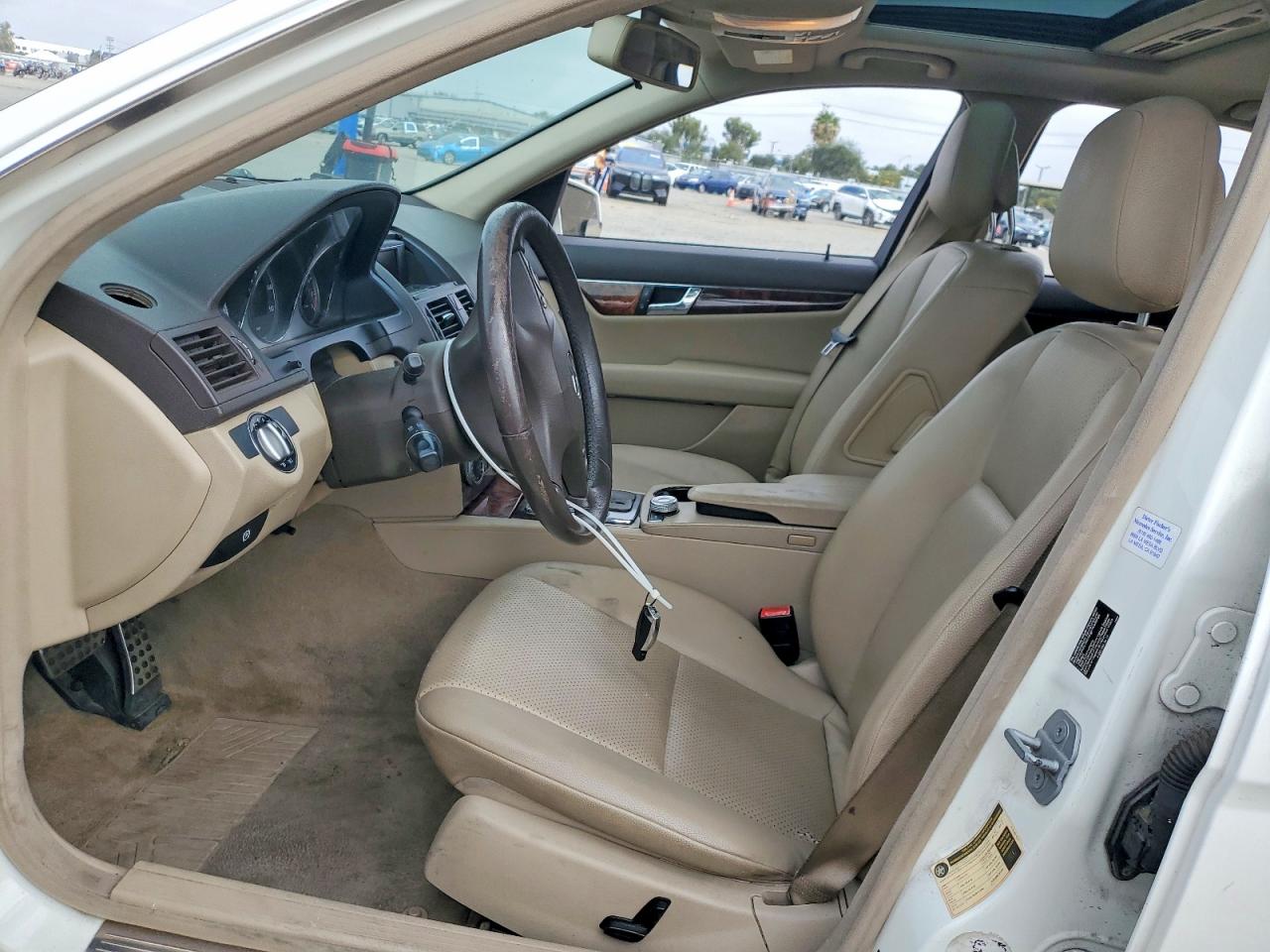 2010 Mercedes-benz C 300 Белый vin: WDDGF5EB7AR107943