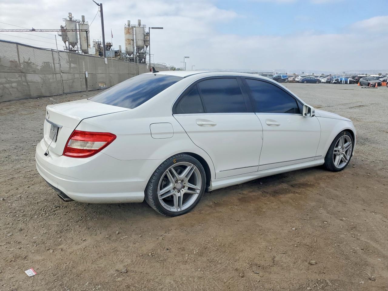 2010 Mercedes-benz C 300 Белый vin: WDDGF5EB7AR107943