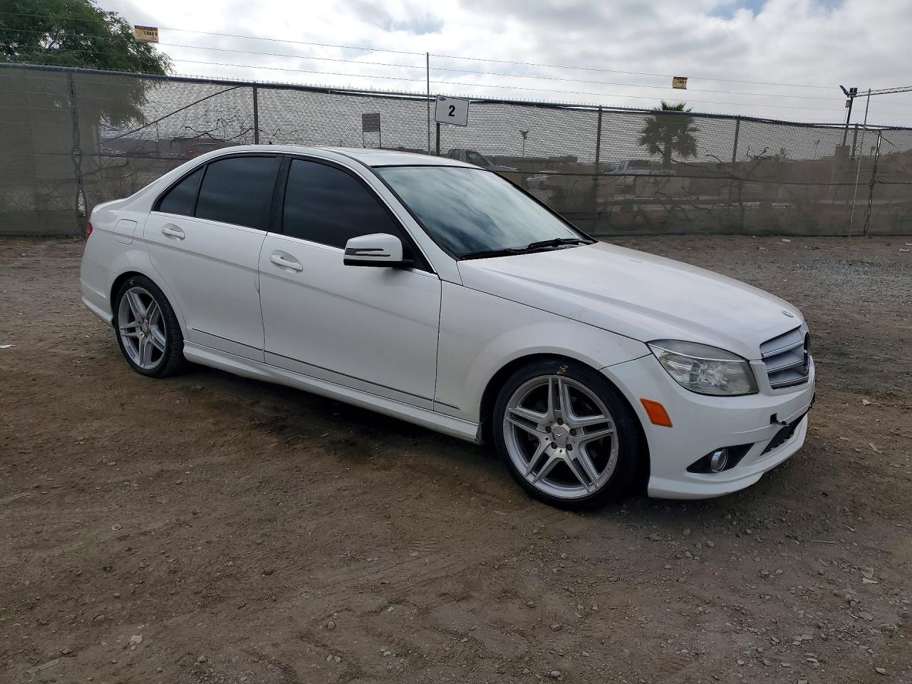 2010 Mercedes-benz C 300 Белый vin: WDDGF5EB7AR107943