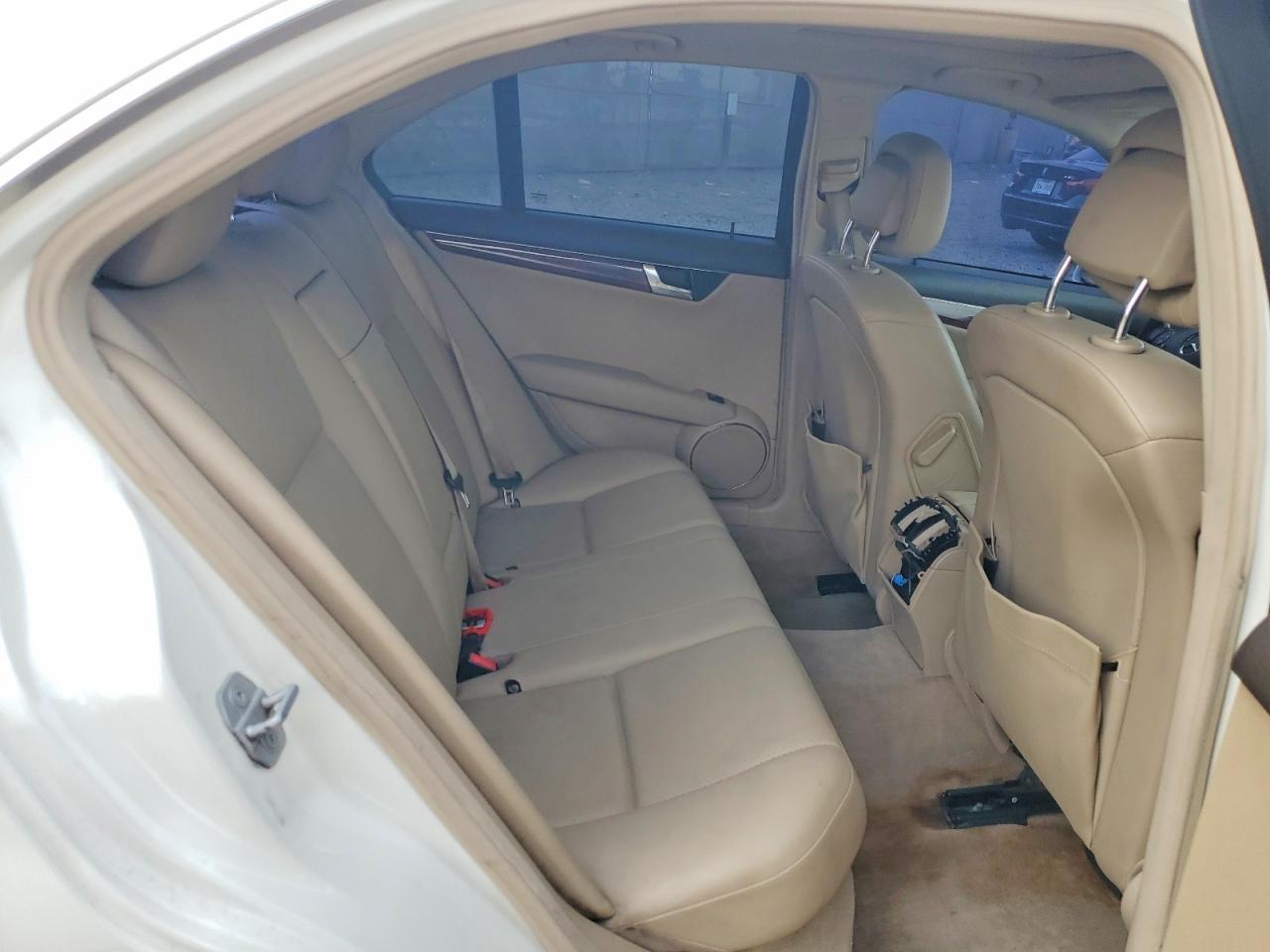2010 Mercedes-benz C 300 Белый vin: WDDGF5EB7AR107943