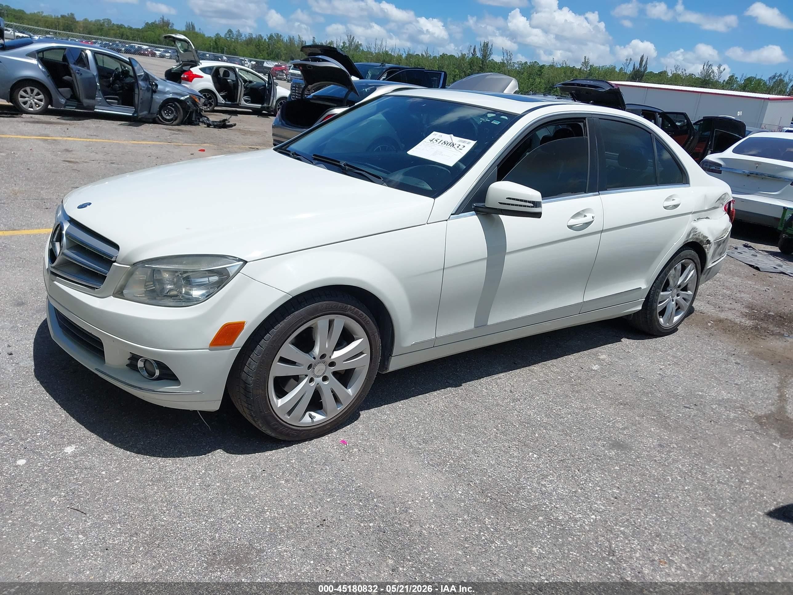 2011 Mercedes-benz C 300 White vin: WDDGF5EB7BA473577