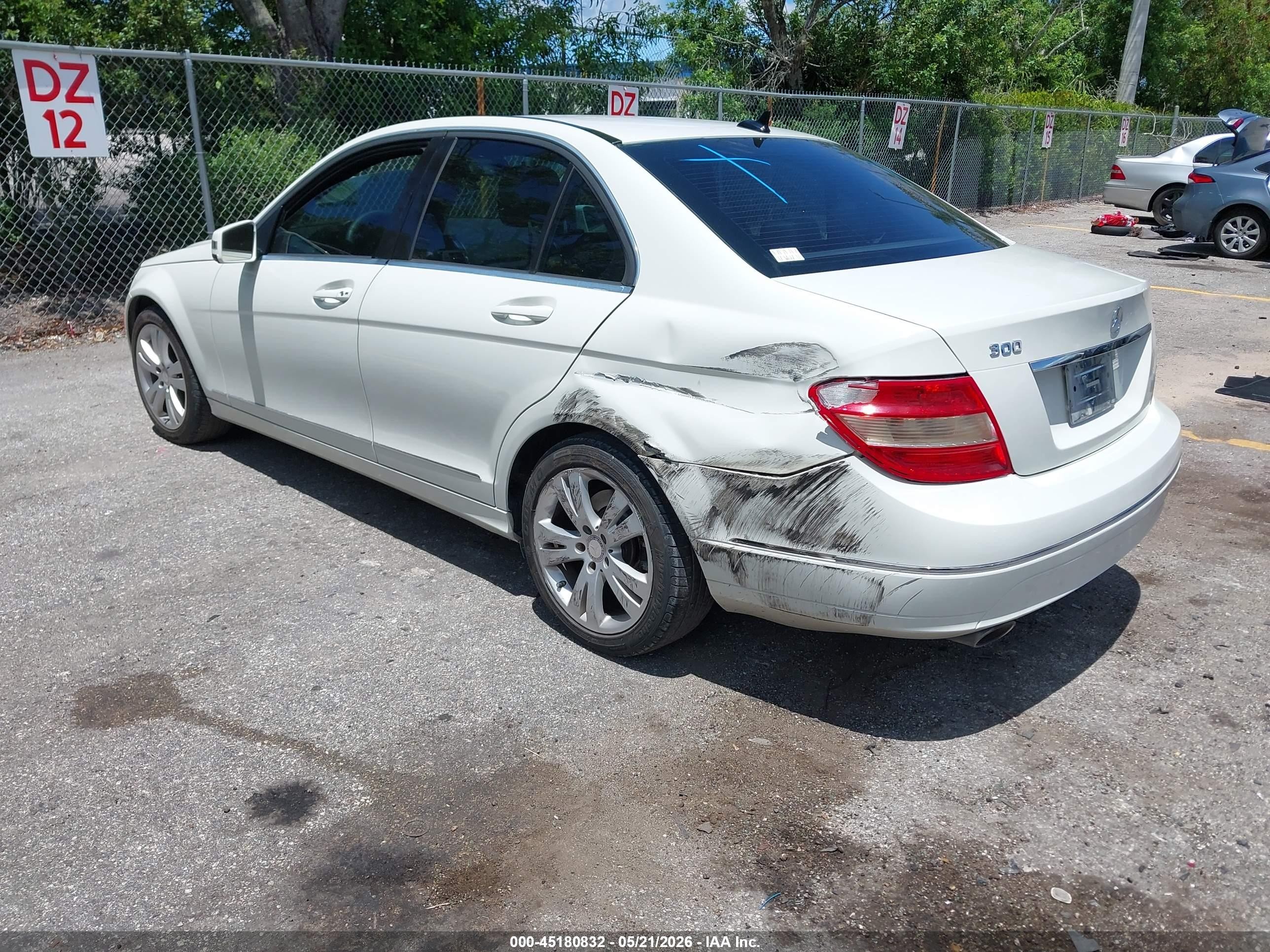 2011 Mercedes-benz C 300 White vin: WDDGF5EB7BA473577